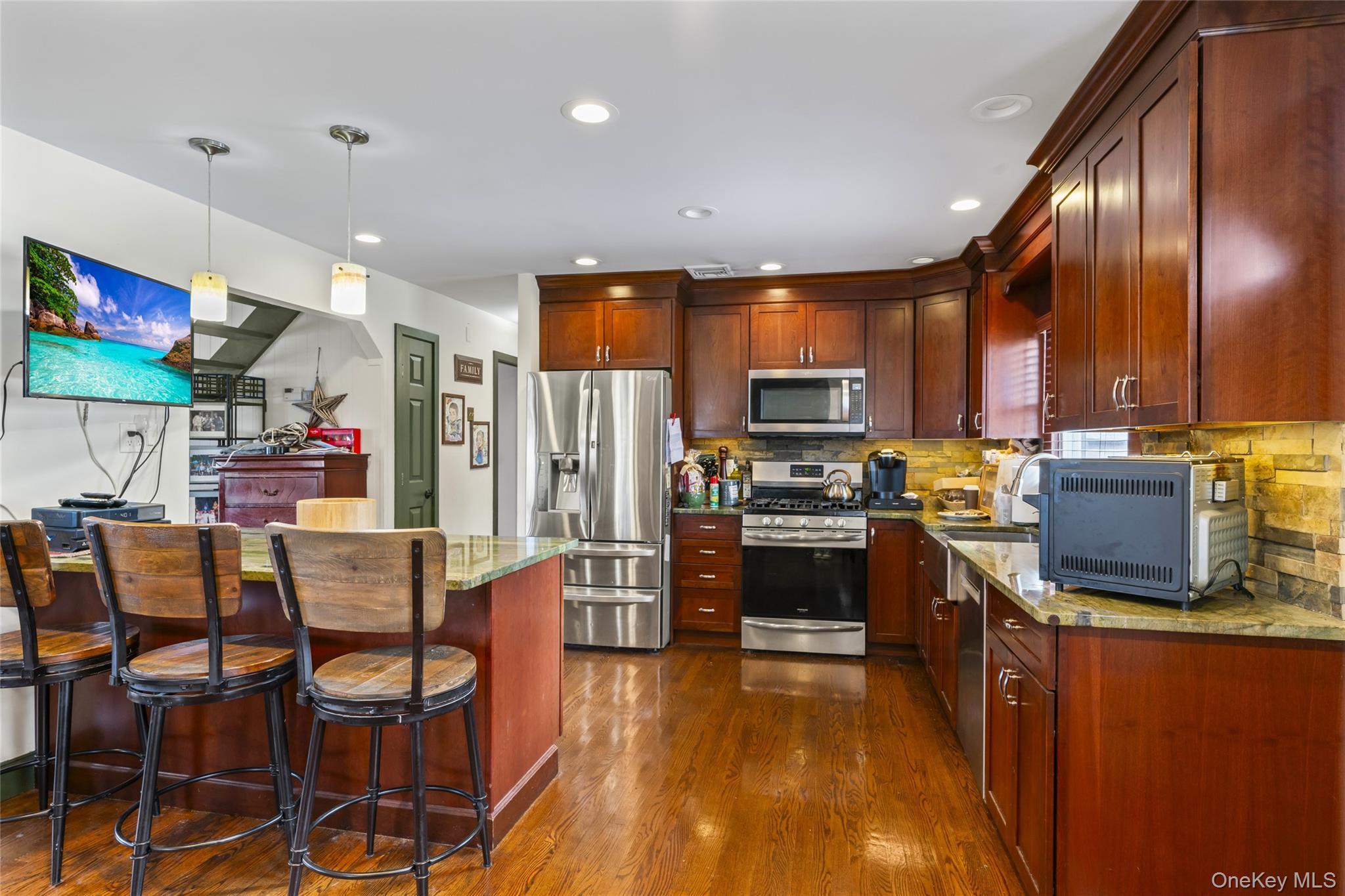 2 Burnett Avenue, Bay Shore, NY 11706