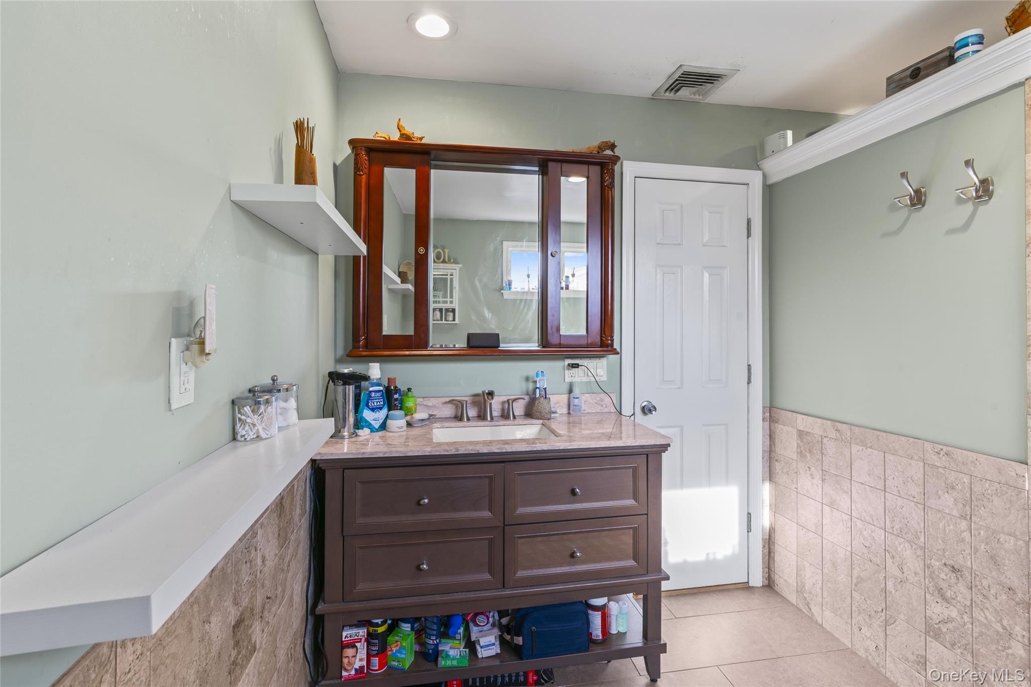 2 Burnett Avenue, Bay Shore, NY 11706