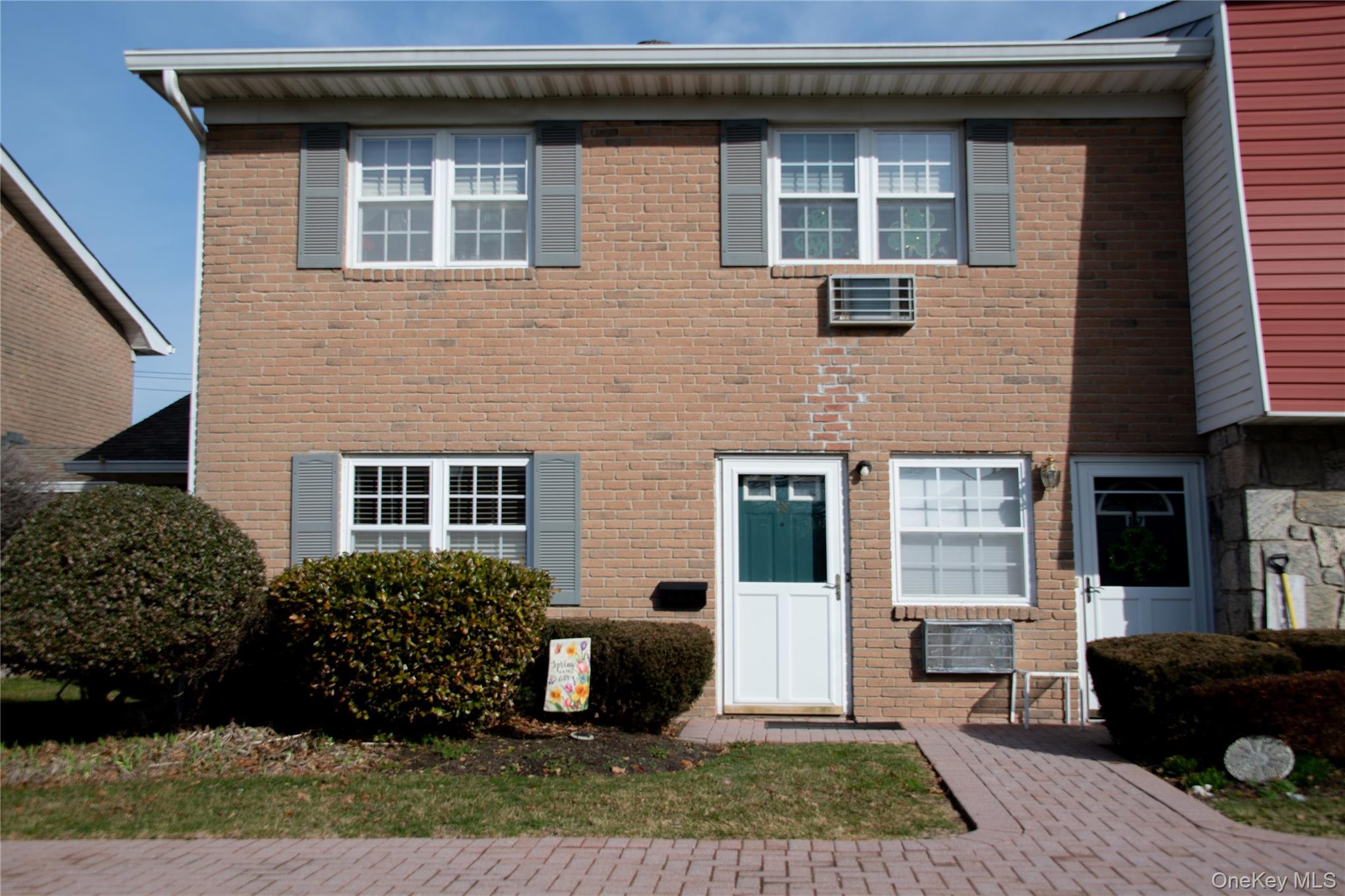 18 Springwood Drive # A, North Babylon, NY 11703