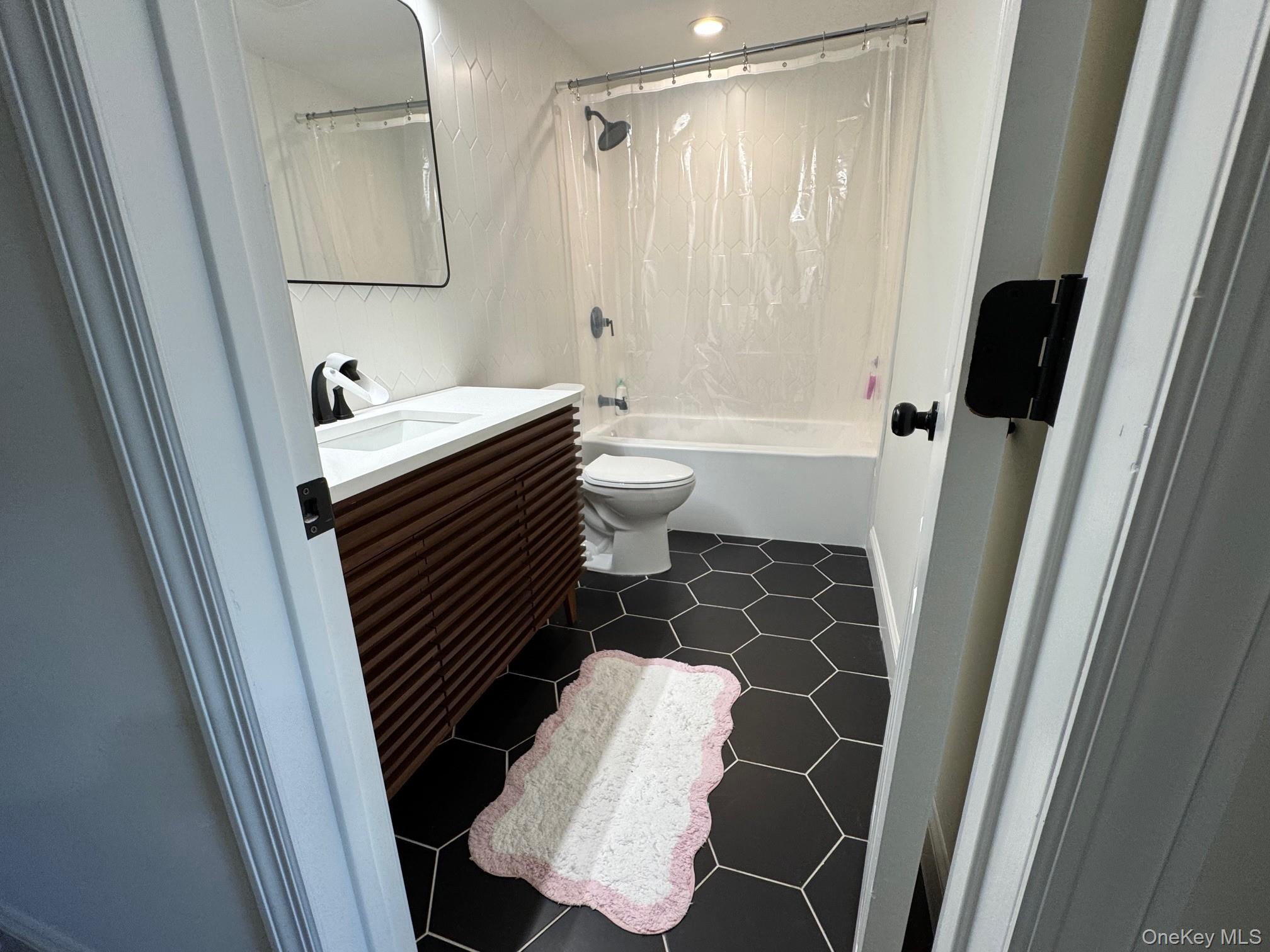 43 W Shore Road, Oakdale, NY 11769