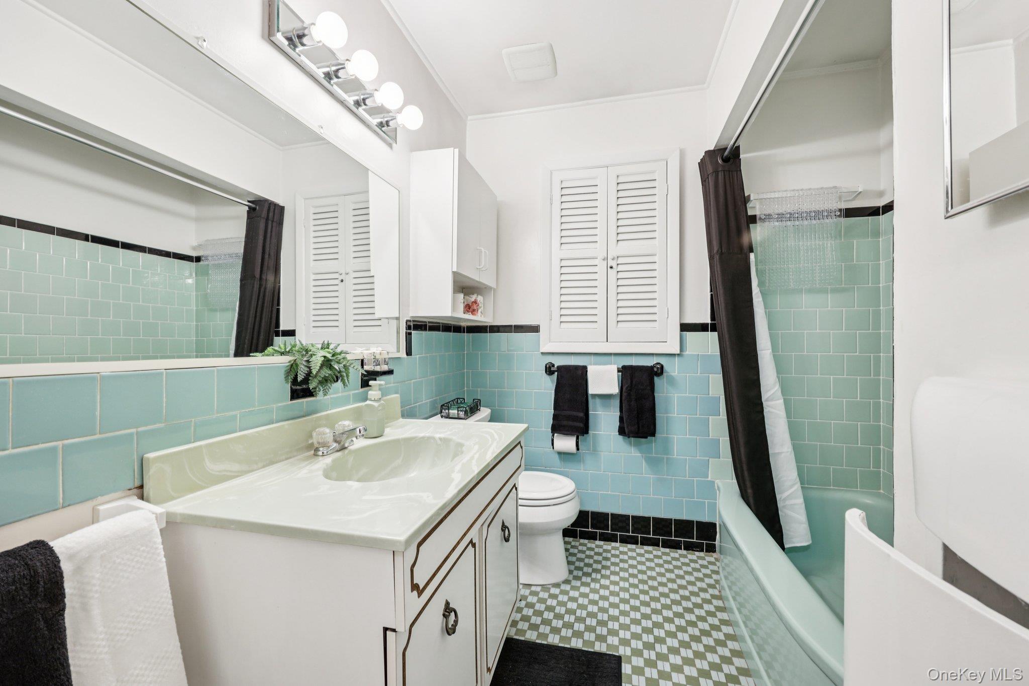 132 Albertson Parkway, Albertson, NY 11507