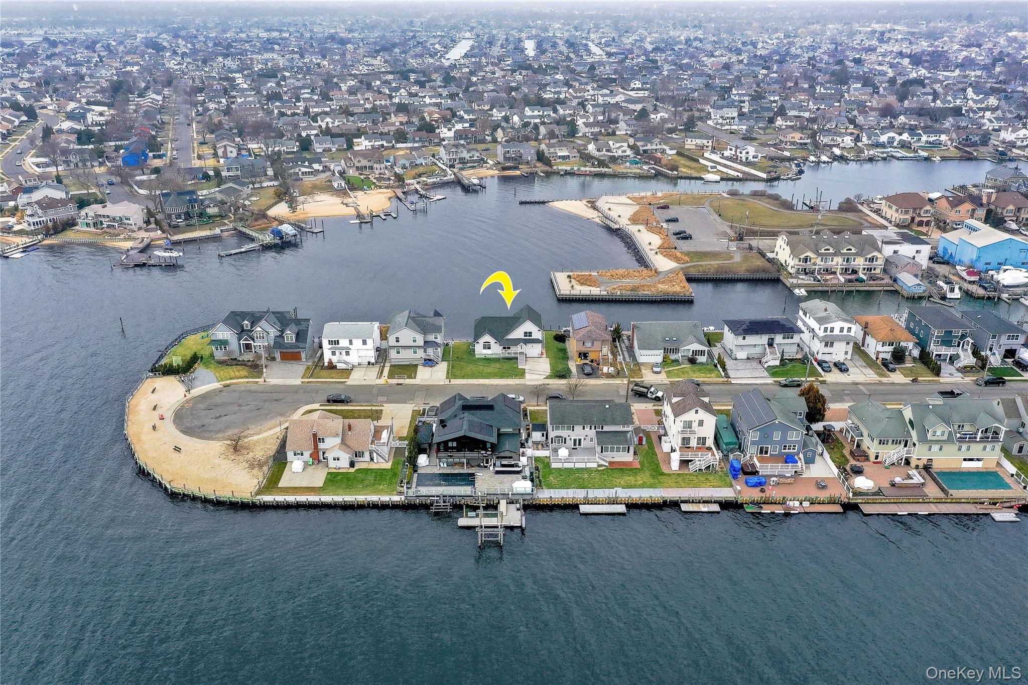 10 Beach Road, Massapequa, NY 11758