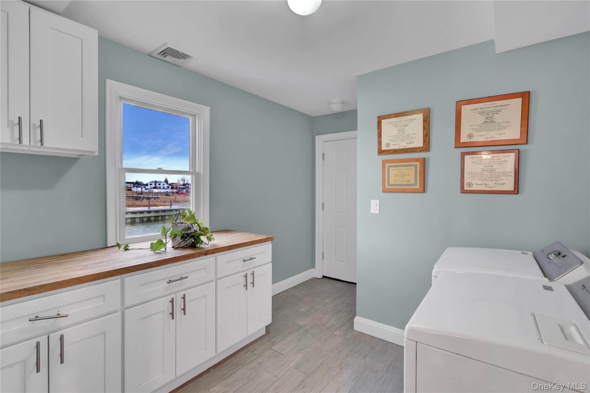 10 Beach Road, Massapequa, NY 11758