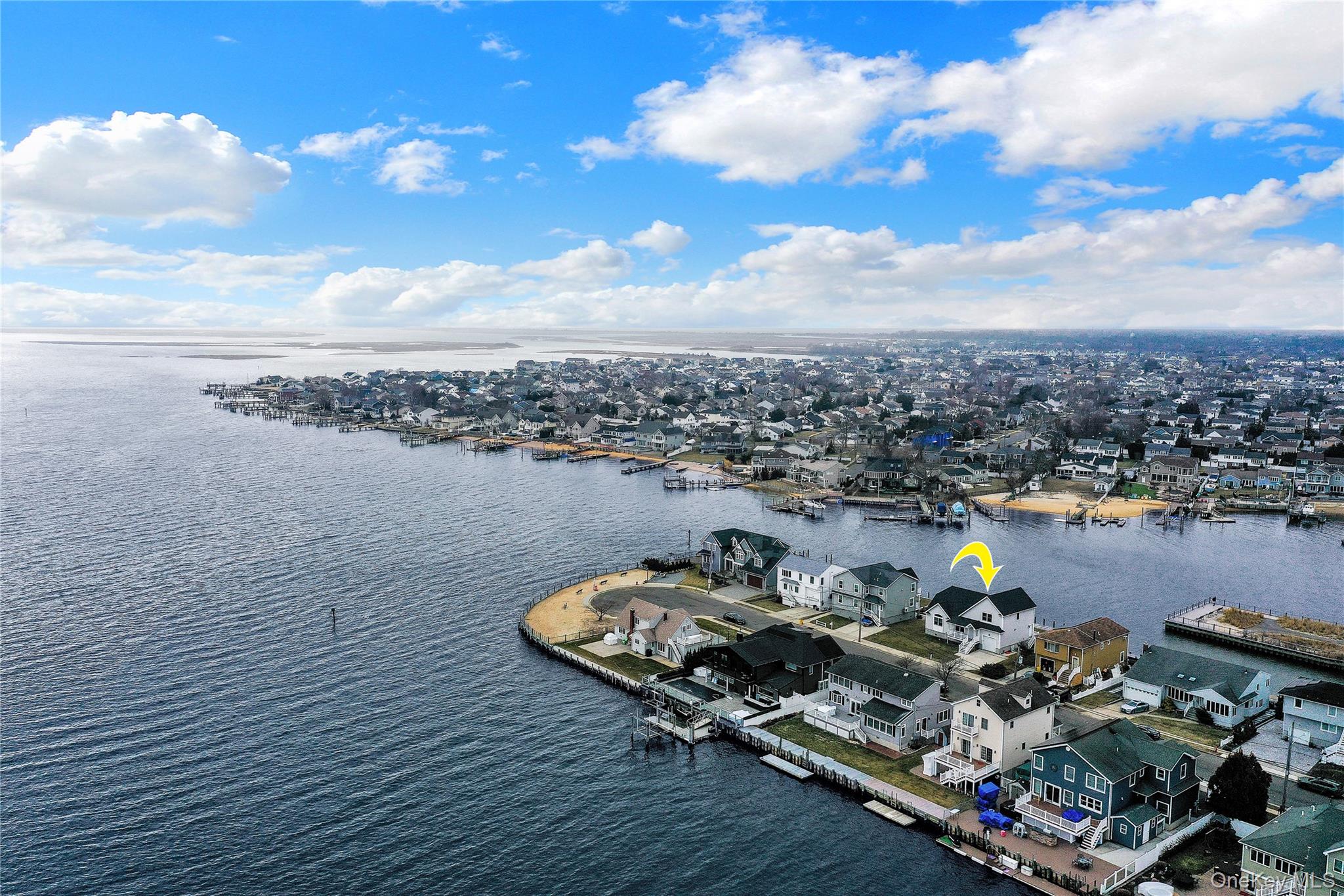 10 Beach Road, Massapequa, NY 11758