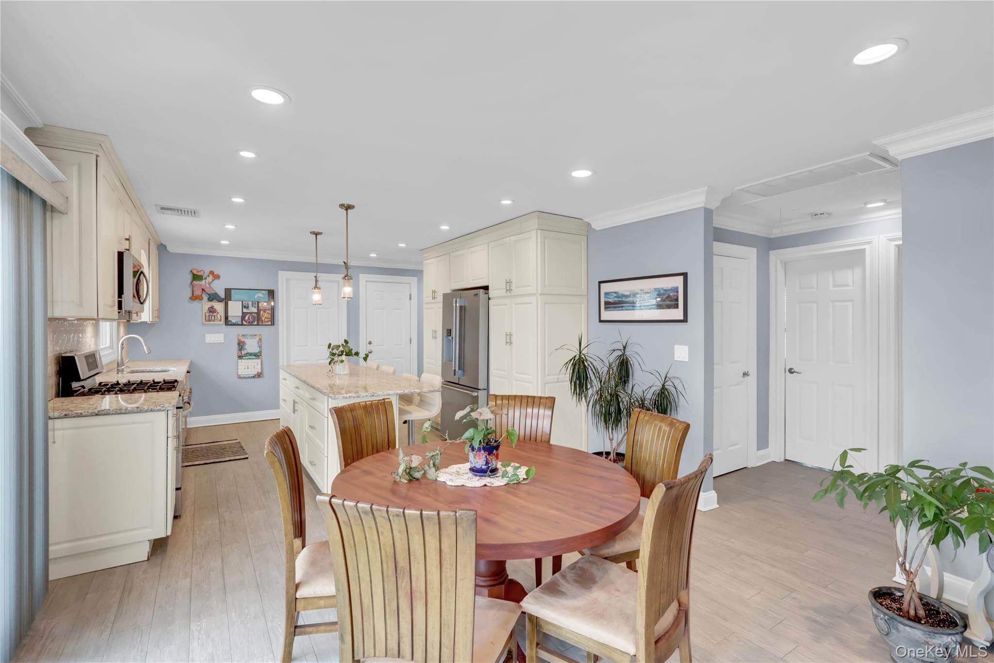 10 Beach Road, Massapequa, NY 11758