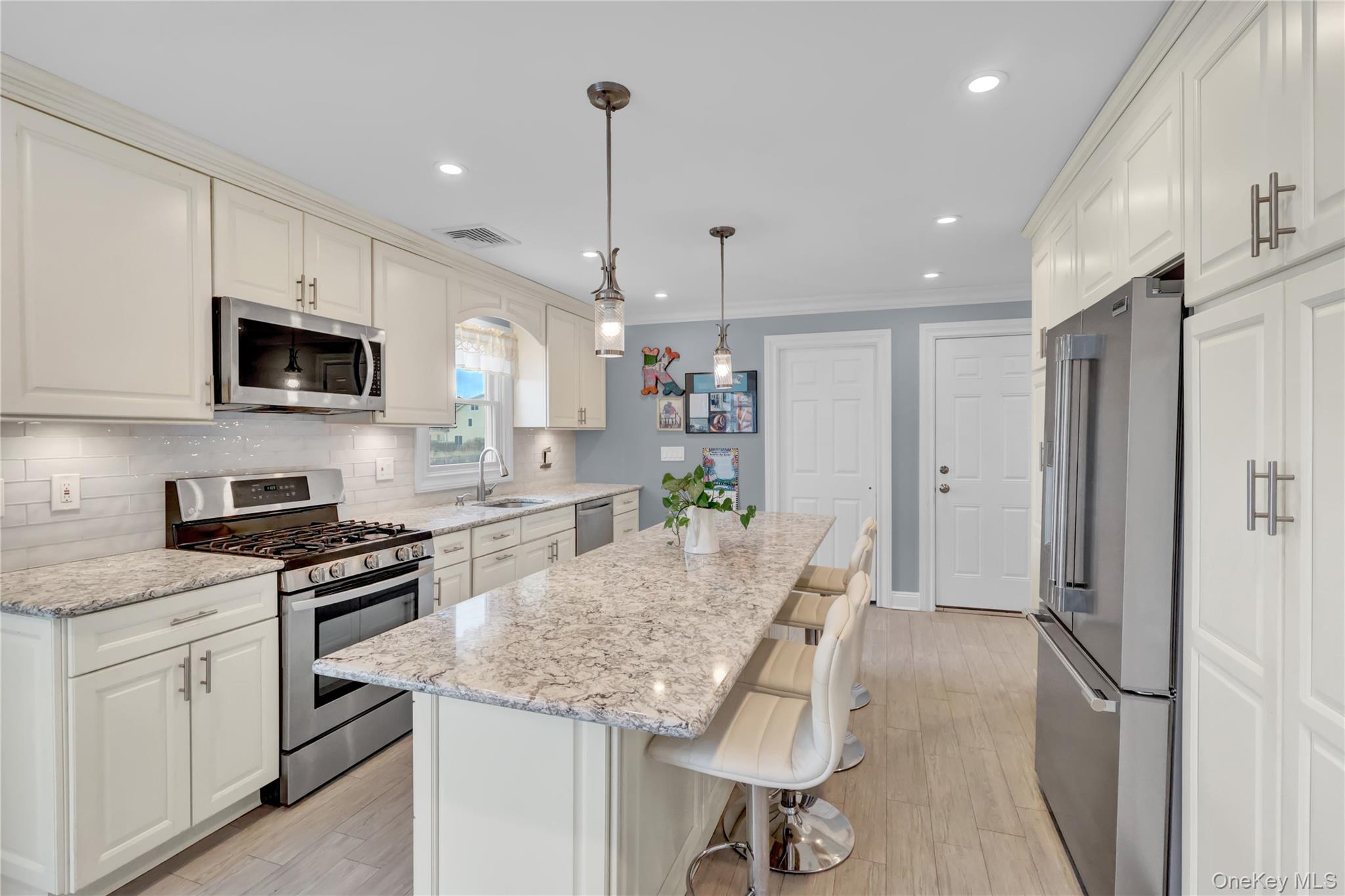 10 Beach Road, Massapequa, NY 11758