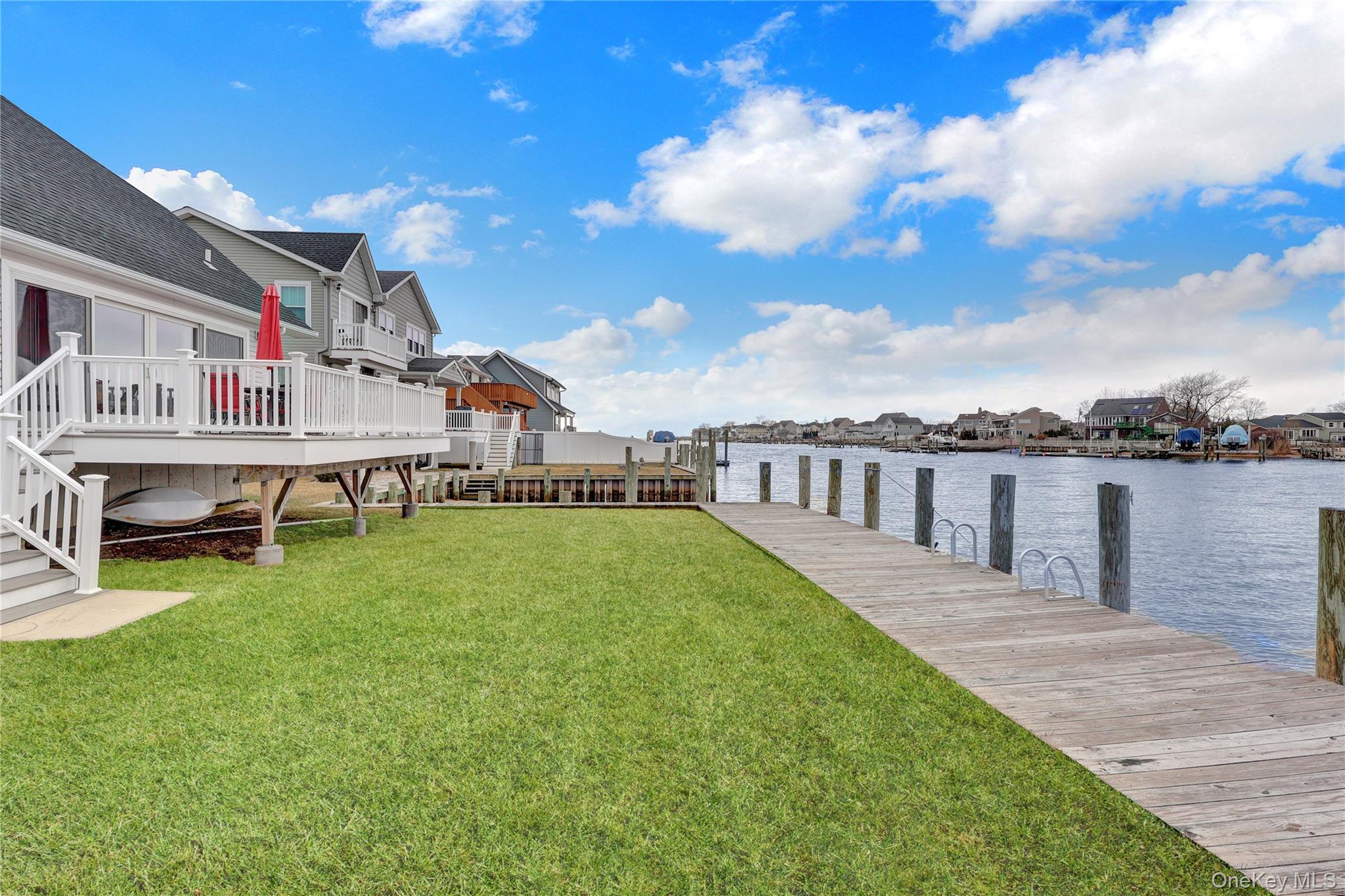 10 Beach Road, Massapequa, NY 11758