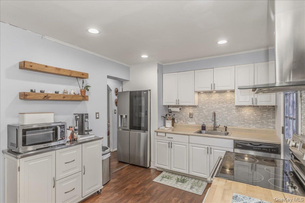 86 Oceanview Avenue, Valley Stream, NY 11581