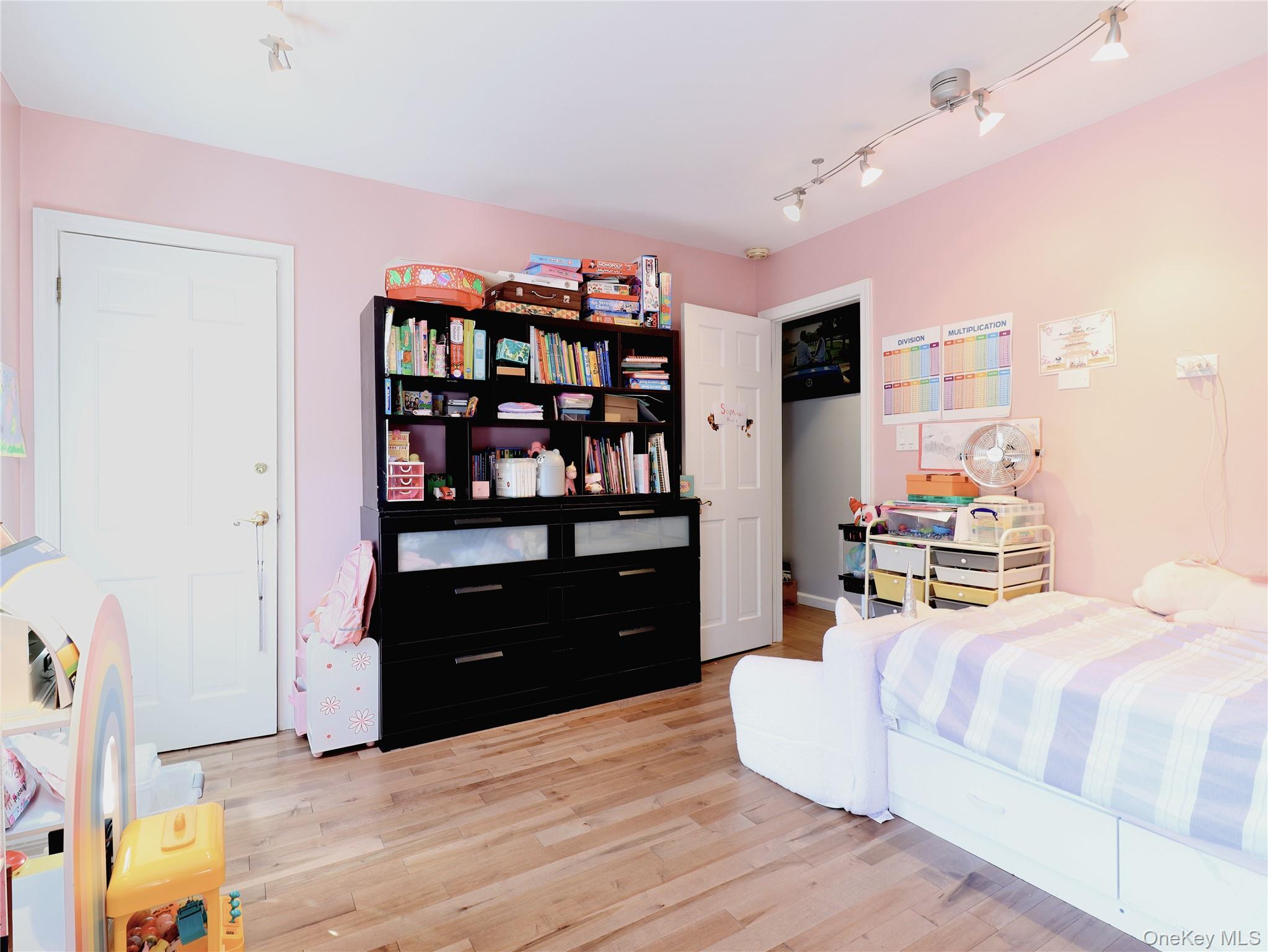 6 Morris Lane, Great Neck, NY 11024