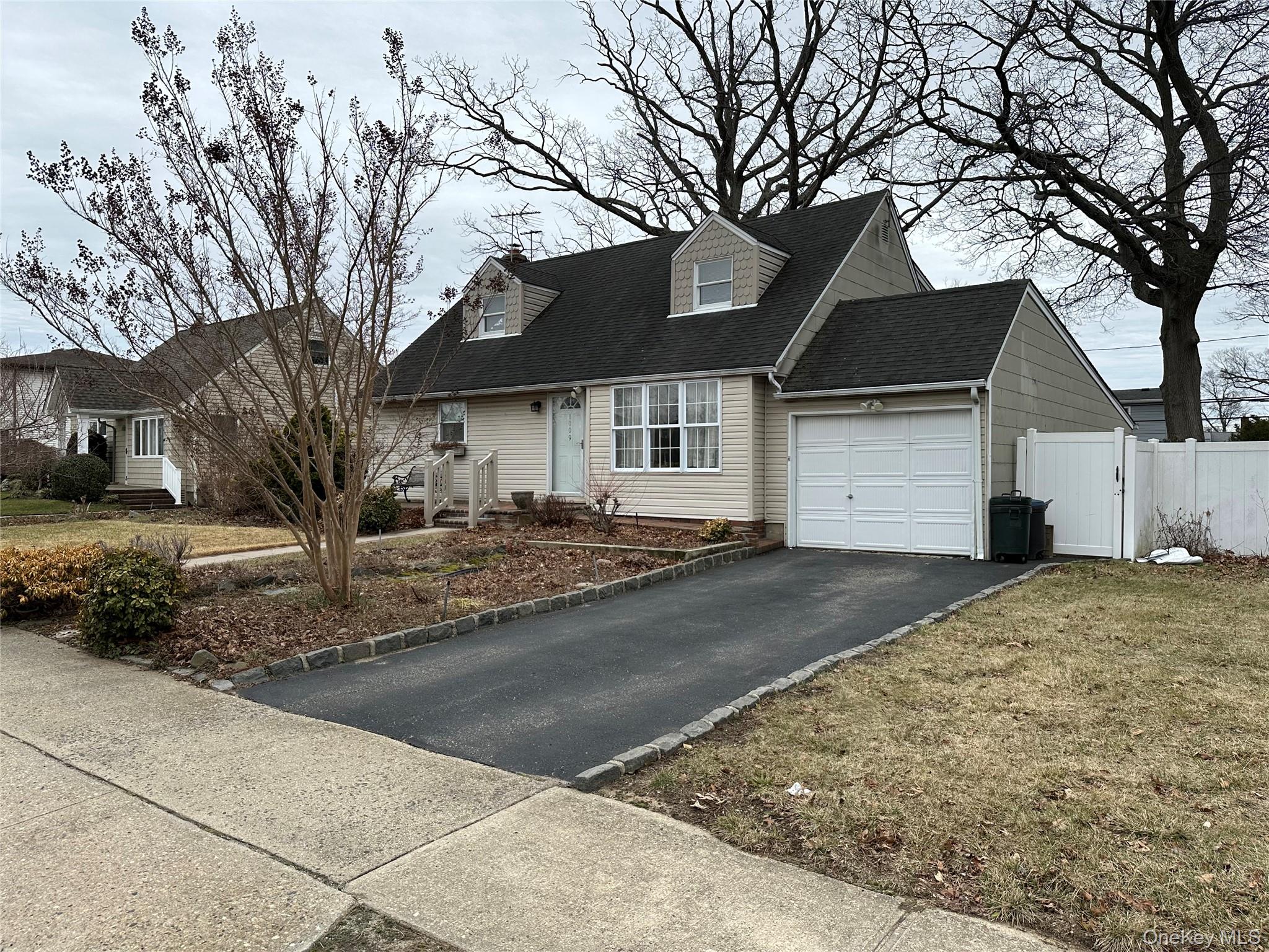 1009 Park Lane N, Franklin Square, NY 11010