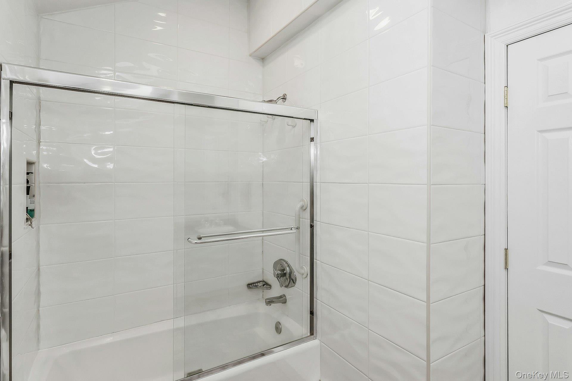 5 Jan Lane, Woodbury, NY 11797