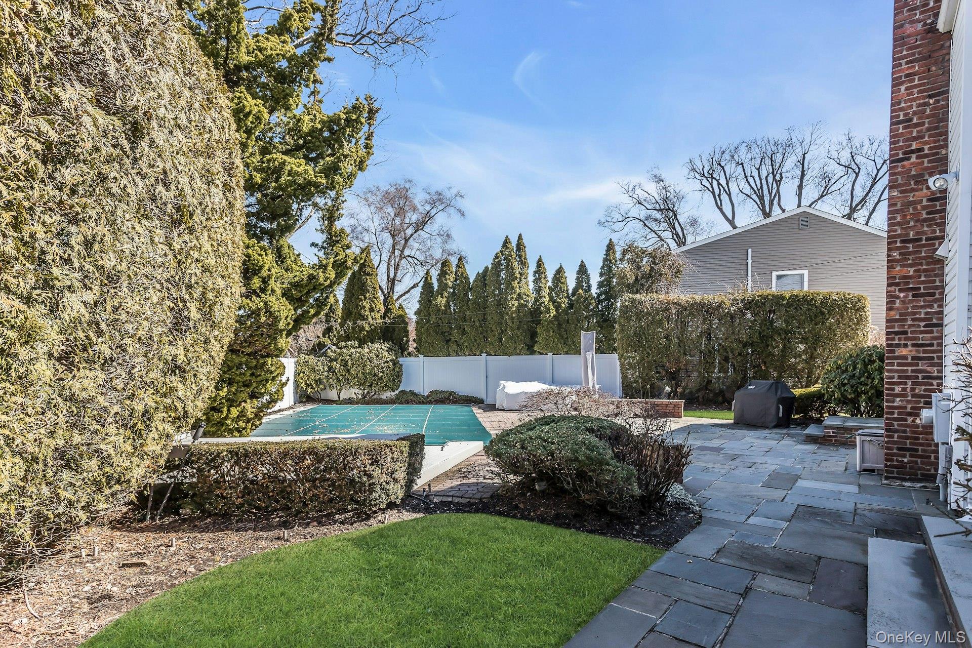 5 Jan Lane, Woodbury, NY 11797