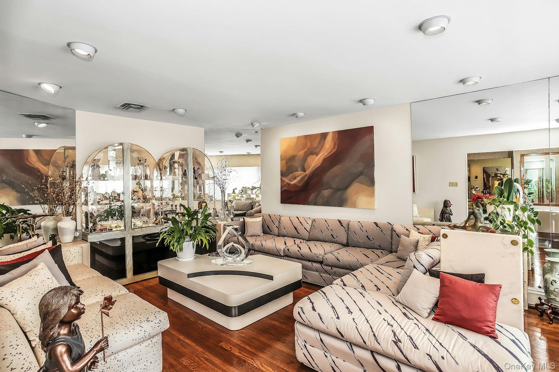 5 Jan Lane, Woodbury, NY 11797