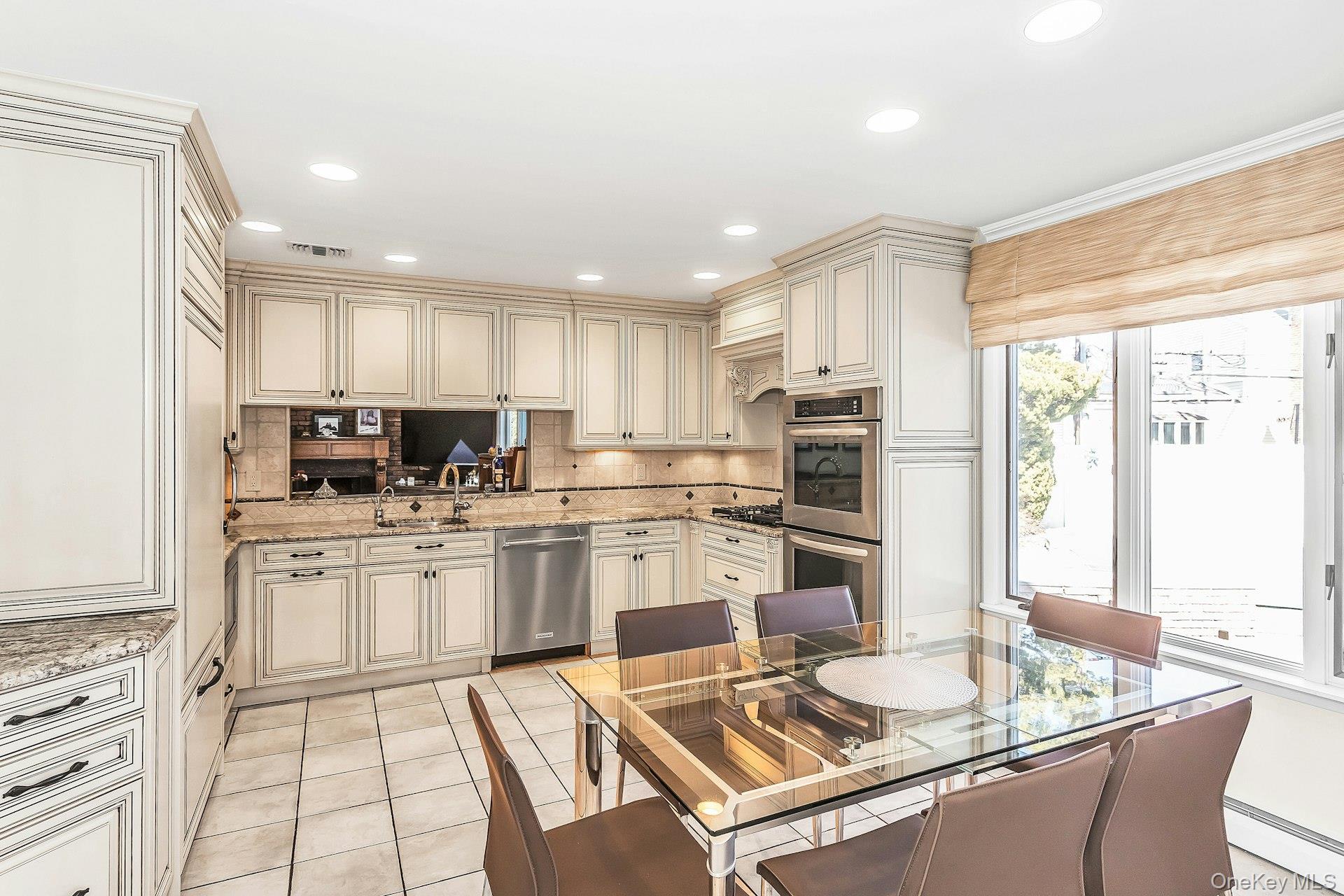 5 Jan Lane, Woodbury, NY 11797