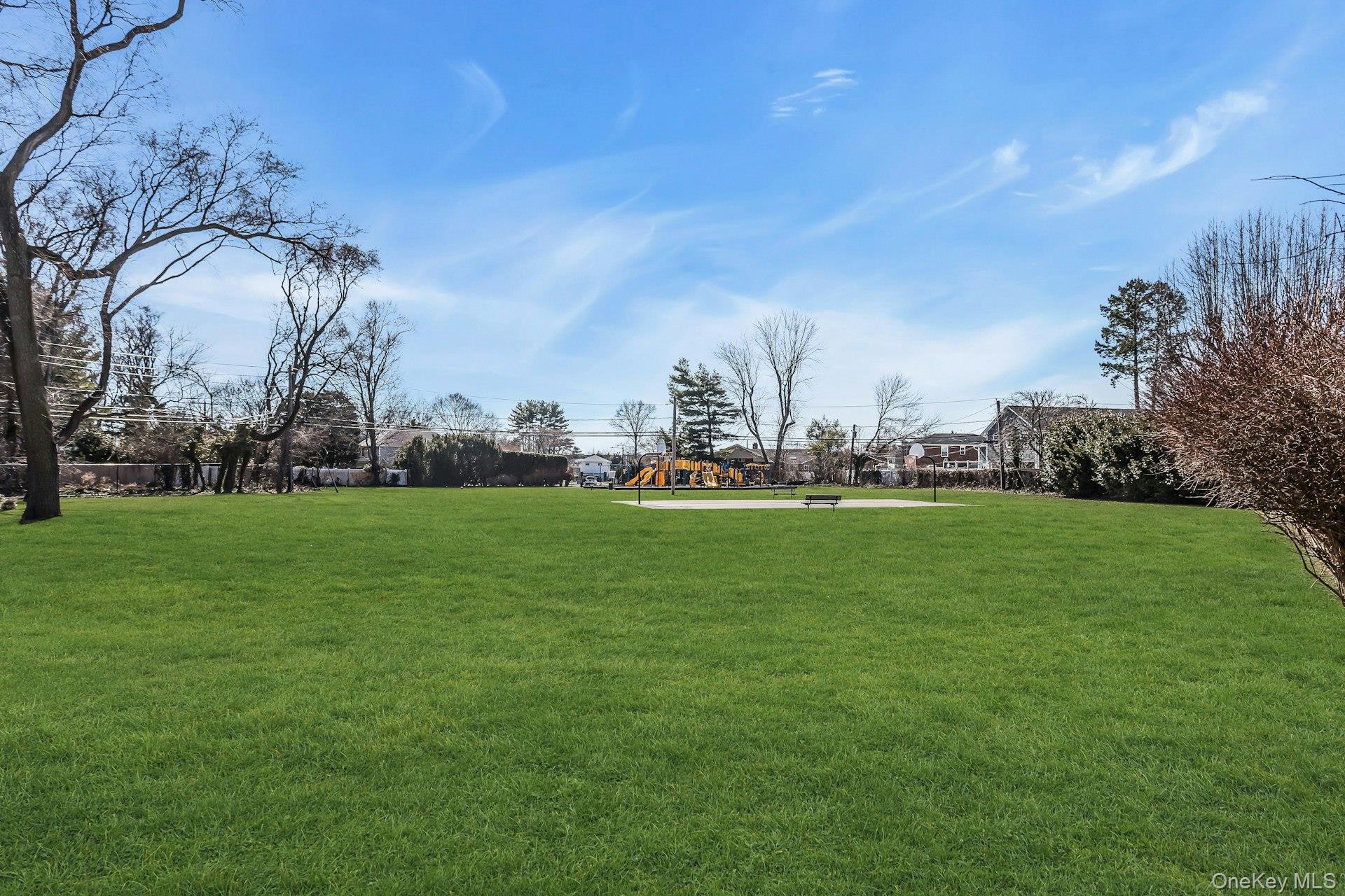 5 Jan Lane, Woodbury, NY 11797