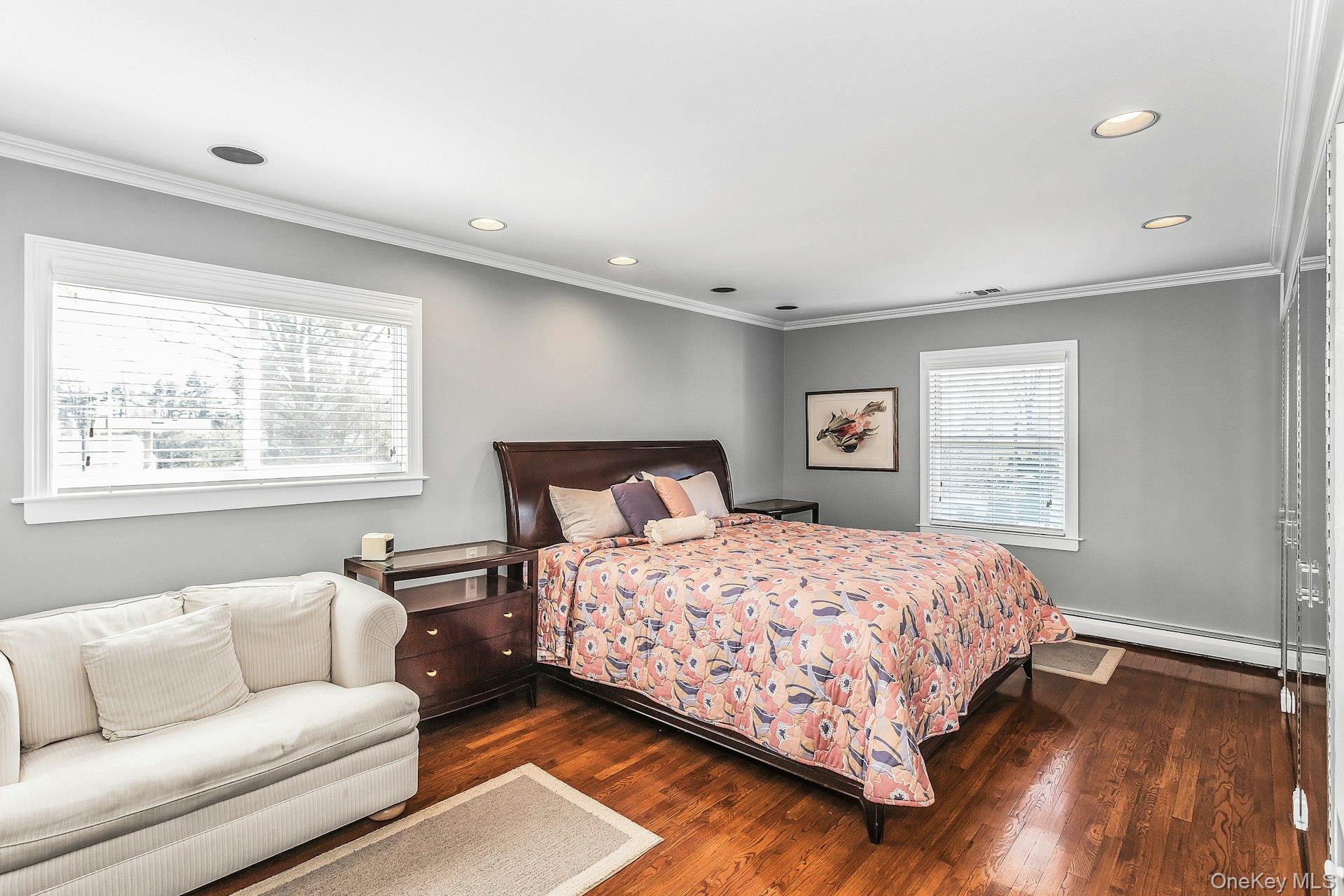 5 Jan Lane, Woodbury, NY 11797