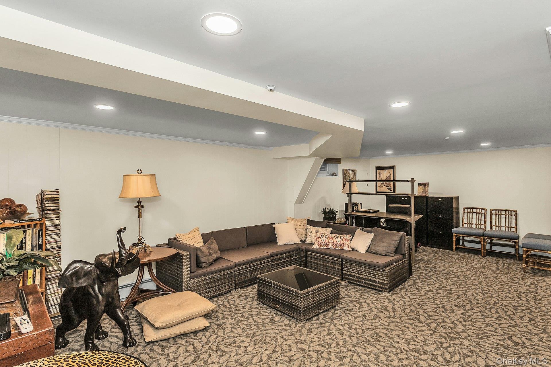 5 Jan Lane, Woodbury, NY 11797