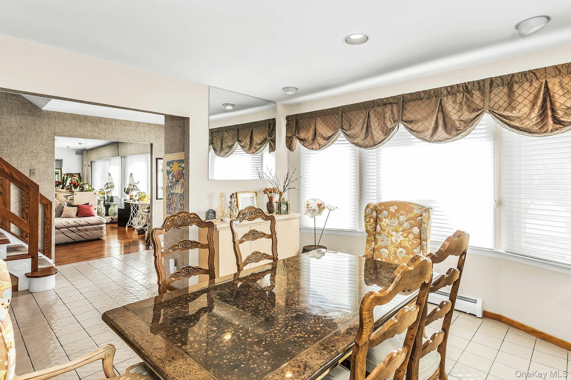 5 Jan Lane, Woodbury, NY 11797