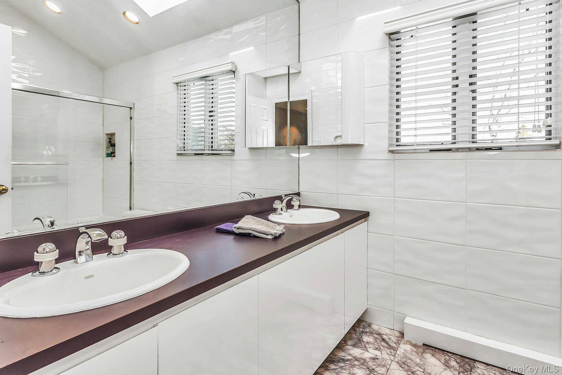 5 Jan Lane, Woodbury, NY 11797