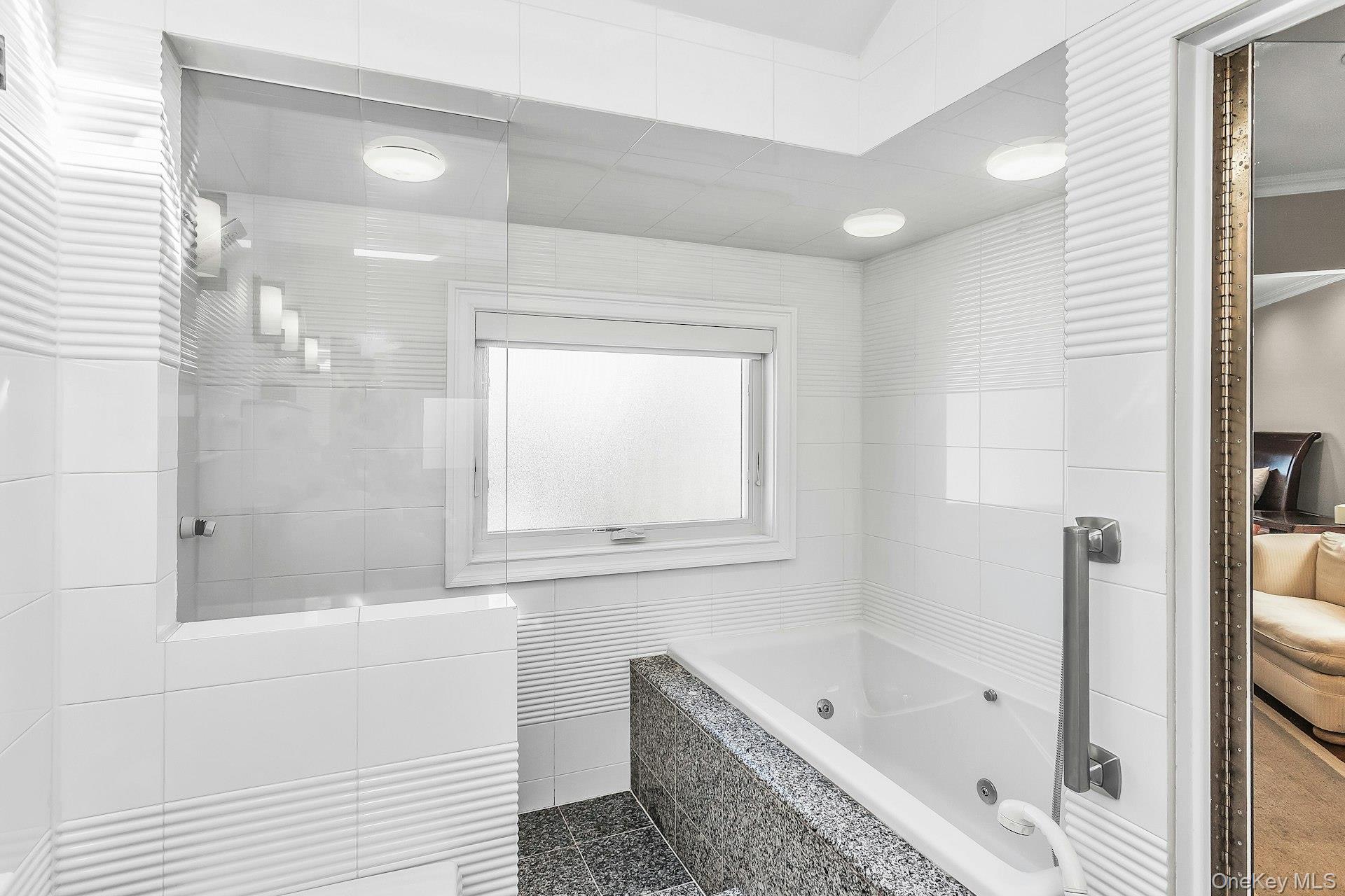 5 Jan Lane, Woodbury, NY 11797