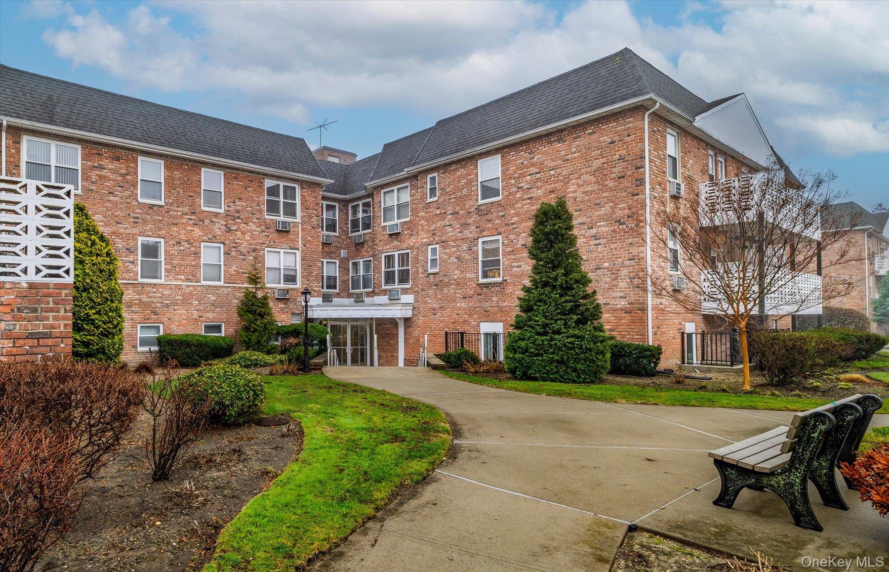 2 Fowler Avenue # 211, Lynbrook, NY 11563