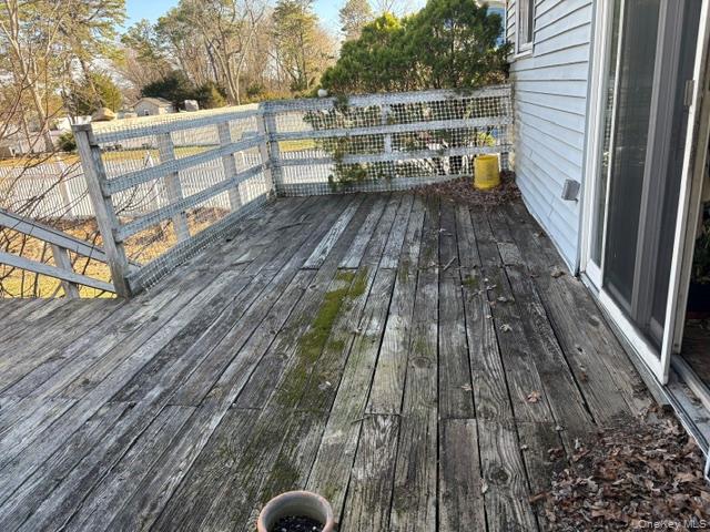 1557 N Gardiner Drive, Bay Shore, NY 11706