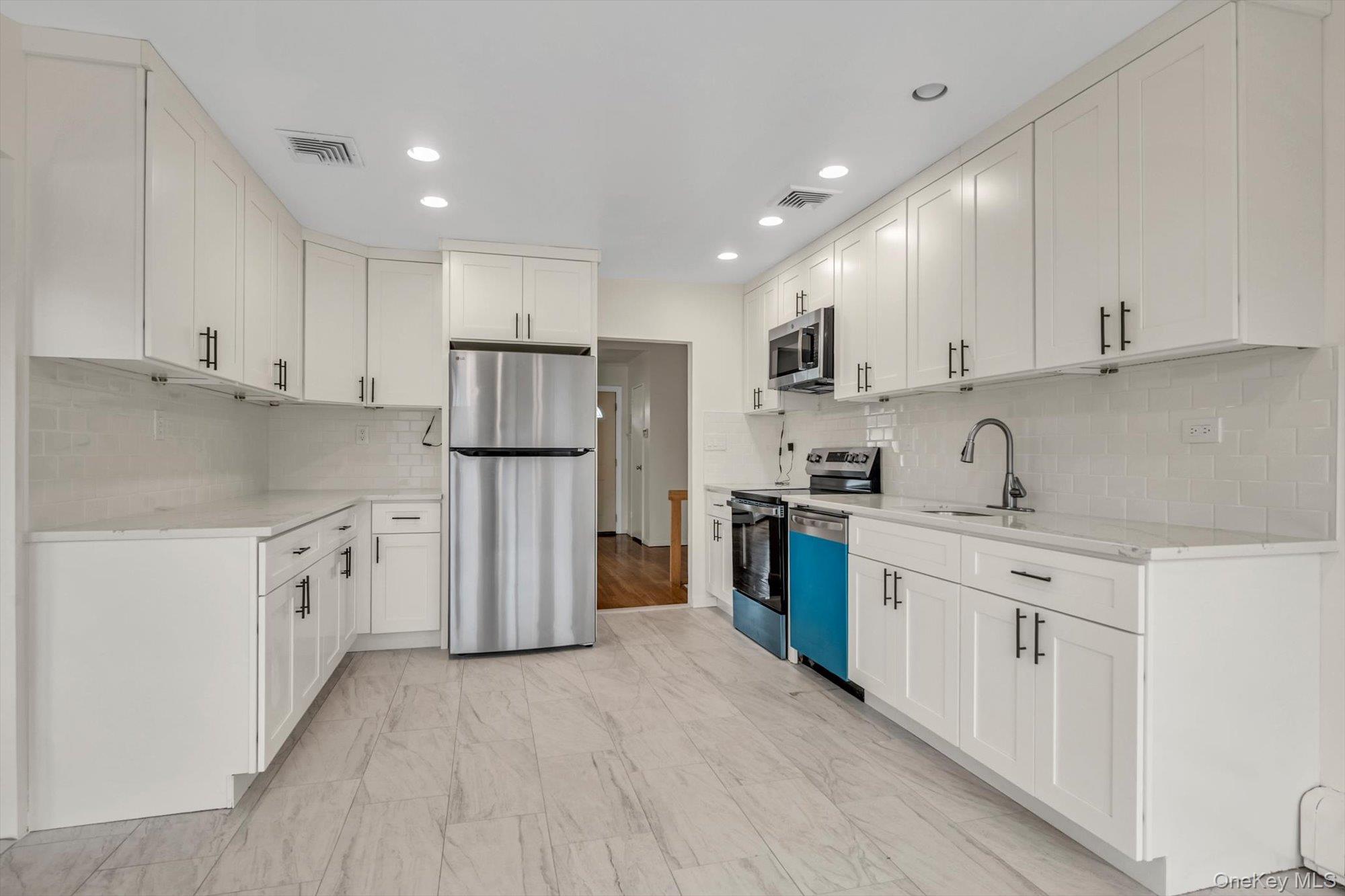 16 Middle Lane, Jericho, NY 11753