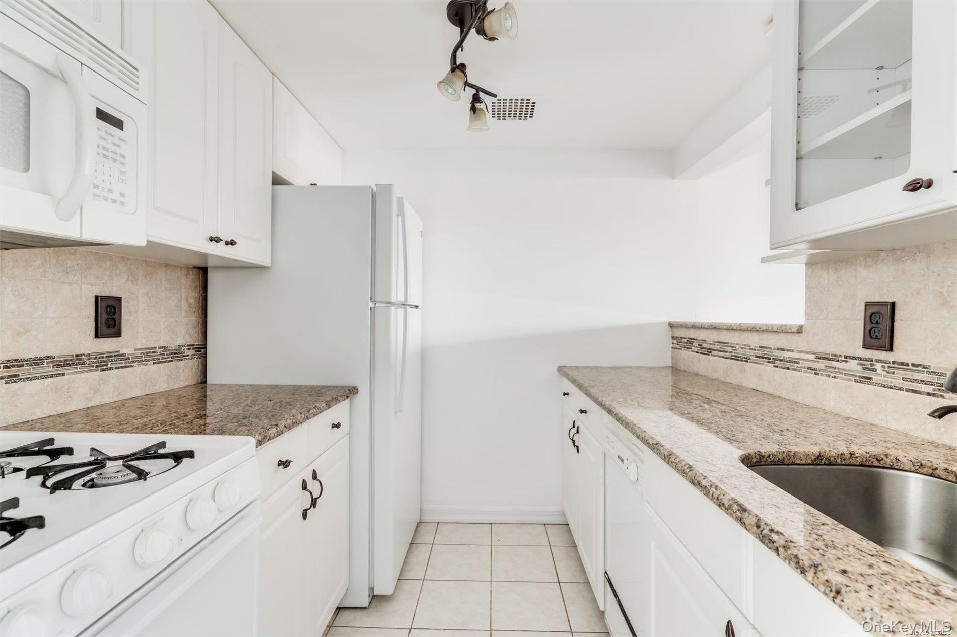 380 Fulton Street # M2, Farmingdale, NY 11735