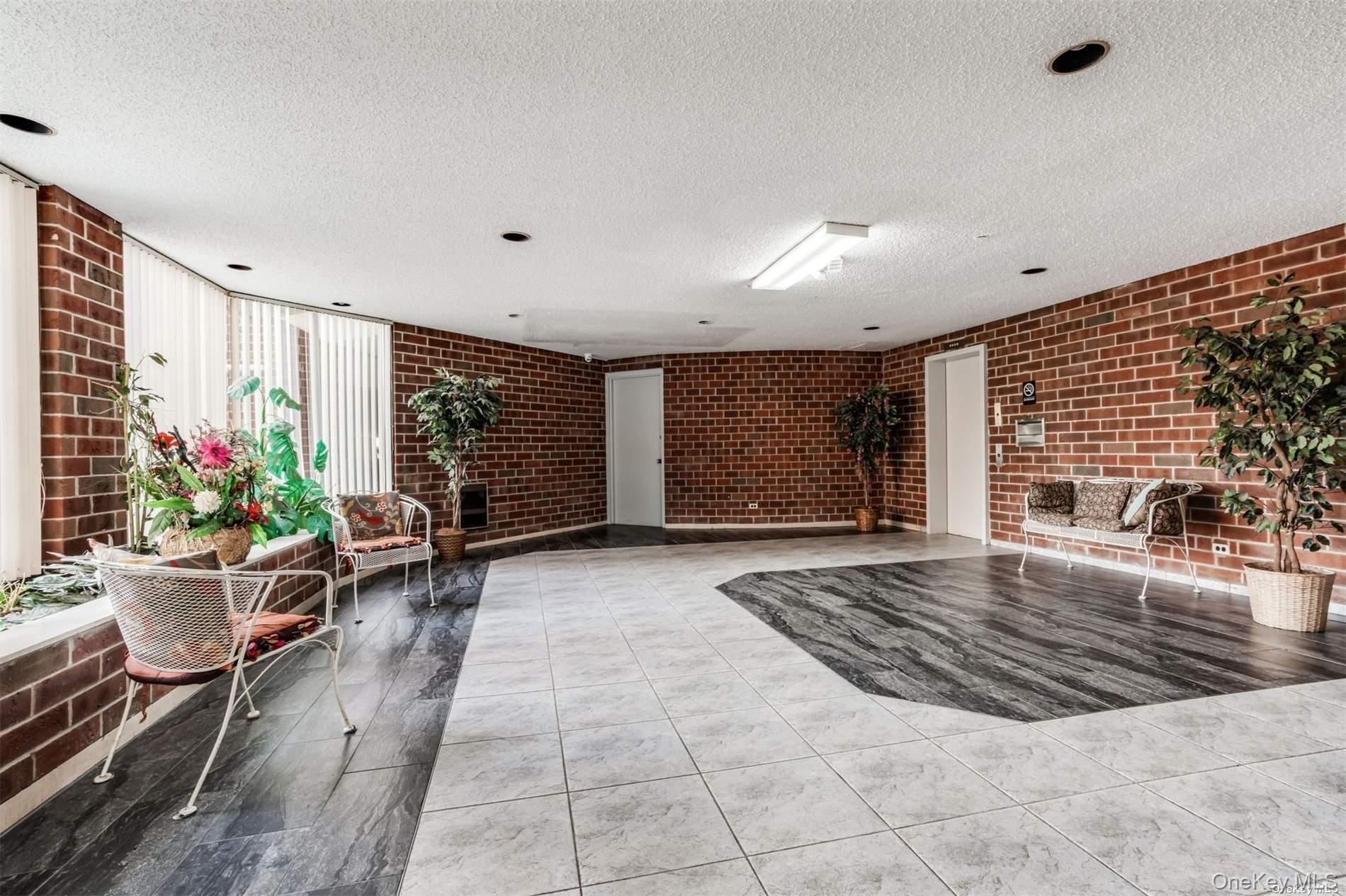 380 Fulton Street # M2, Farmingdale, NY 11735