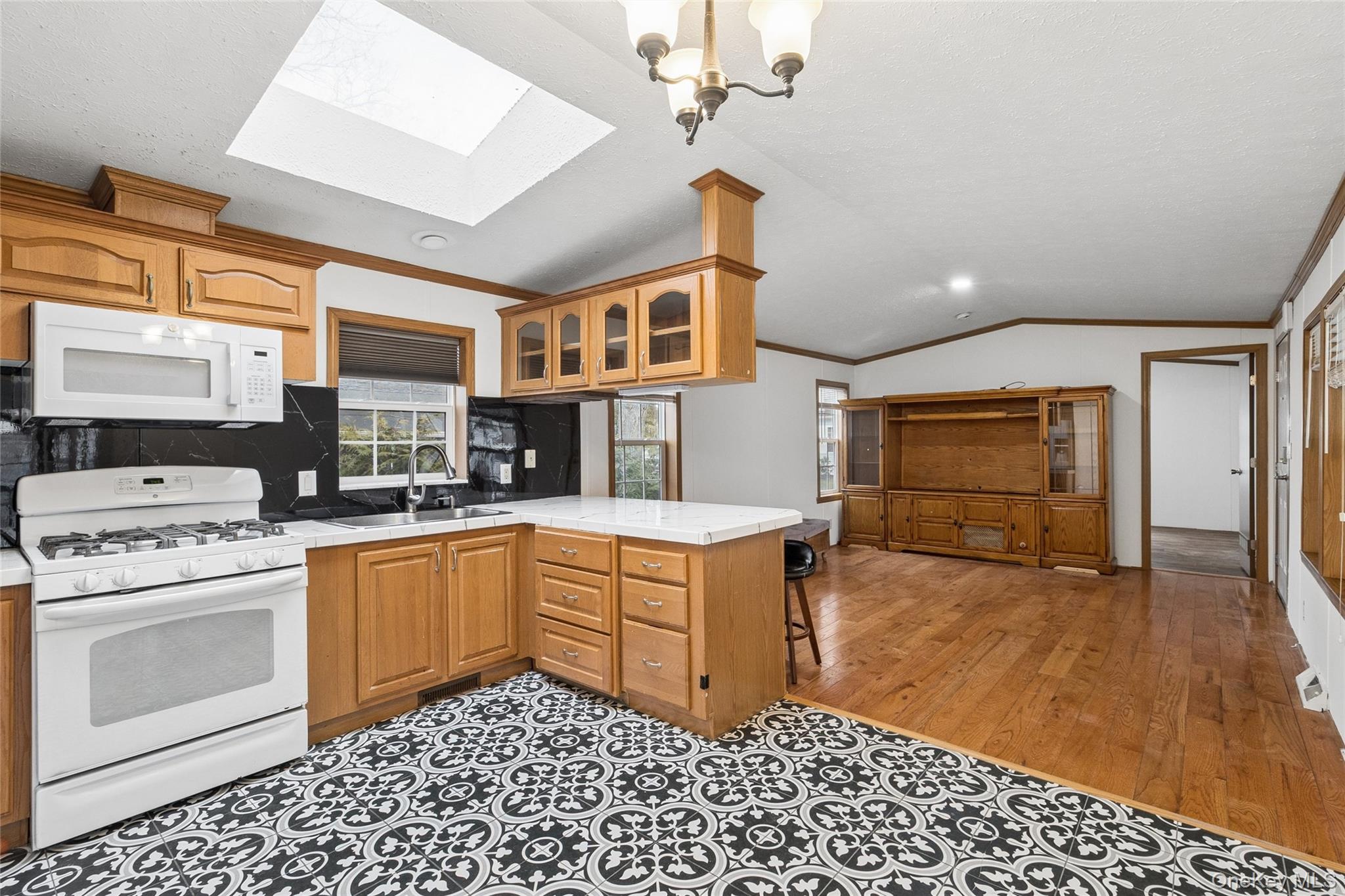 37 Hubbard Ave #5, Riverhead, NY 11901