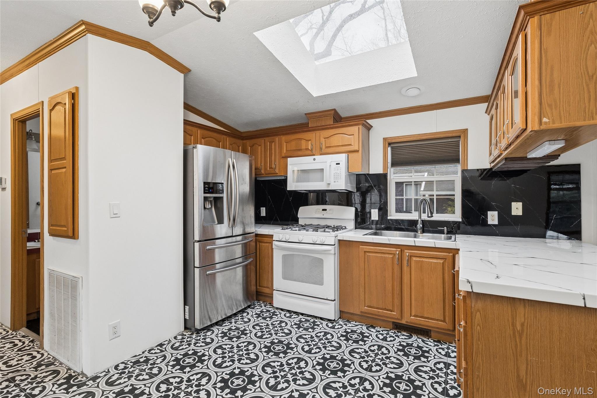 37 Hubbard Ave #5, Riverhead, NY 11901