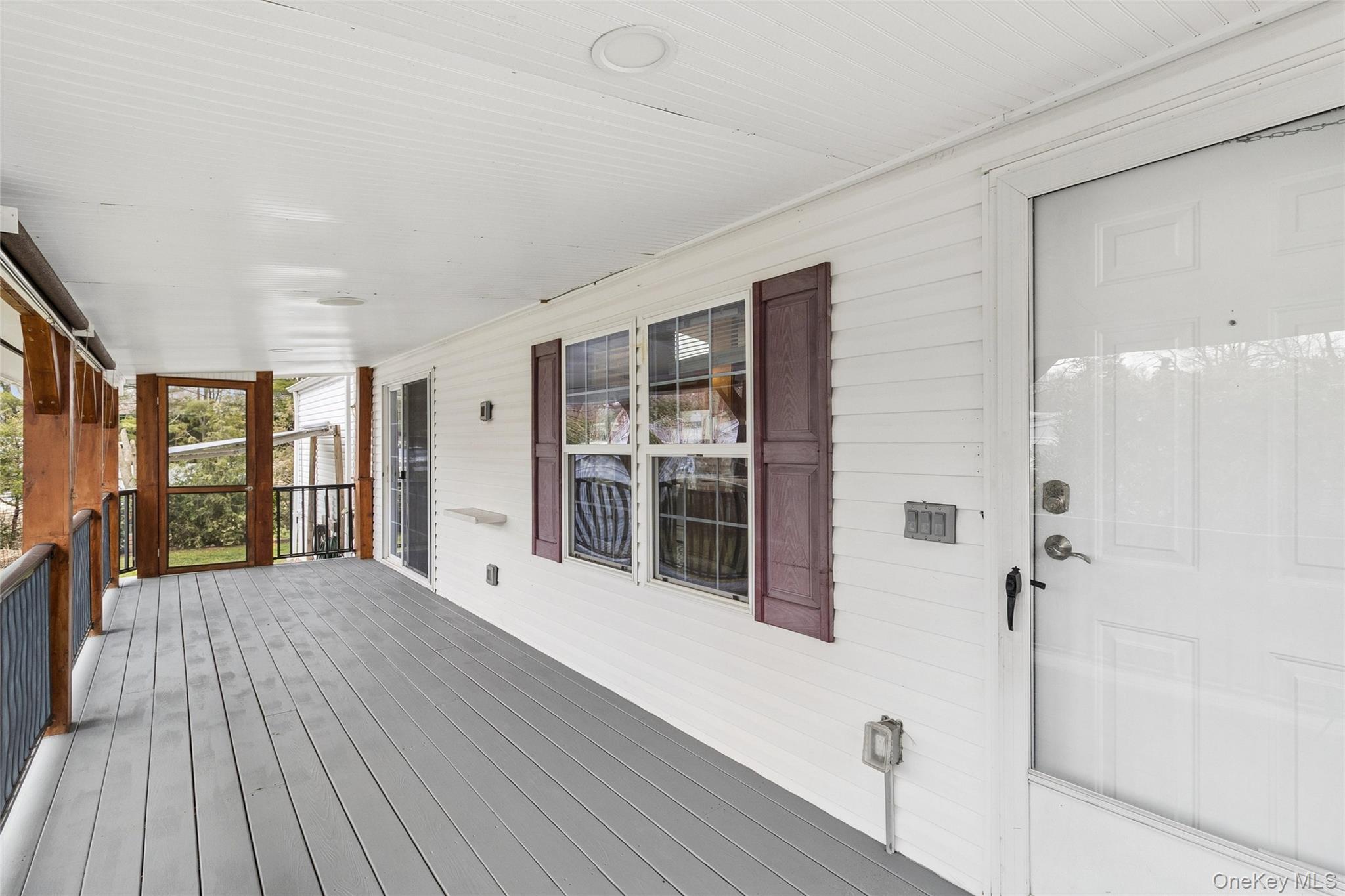 37 Hubbard Ave #5, Riverhead, NY 11901