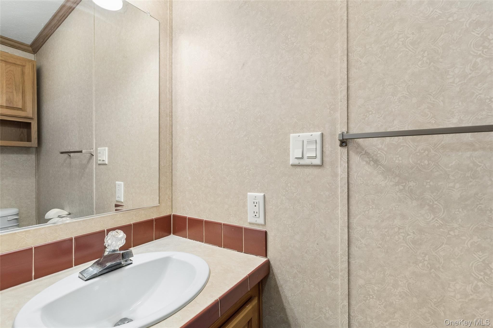 37 Hubbard Ave #5, Riverhead, NY 11901