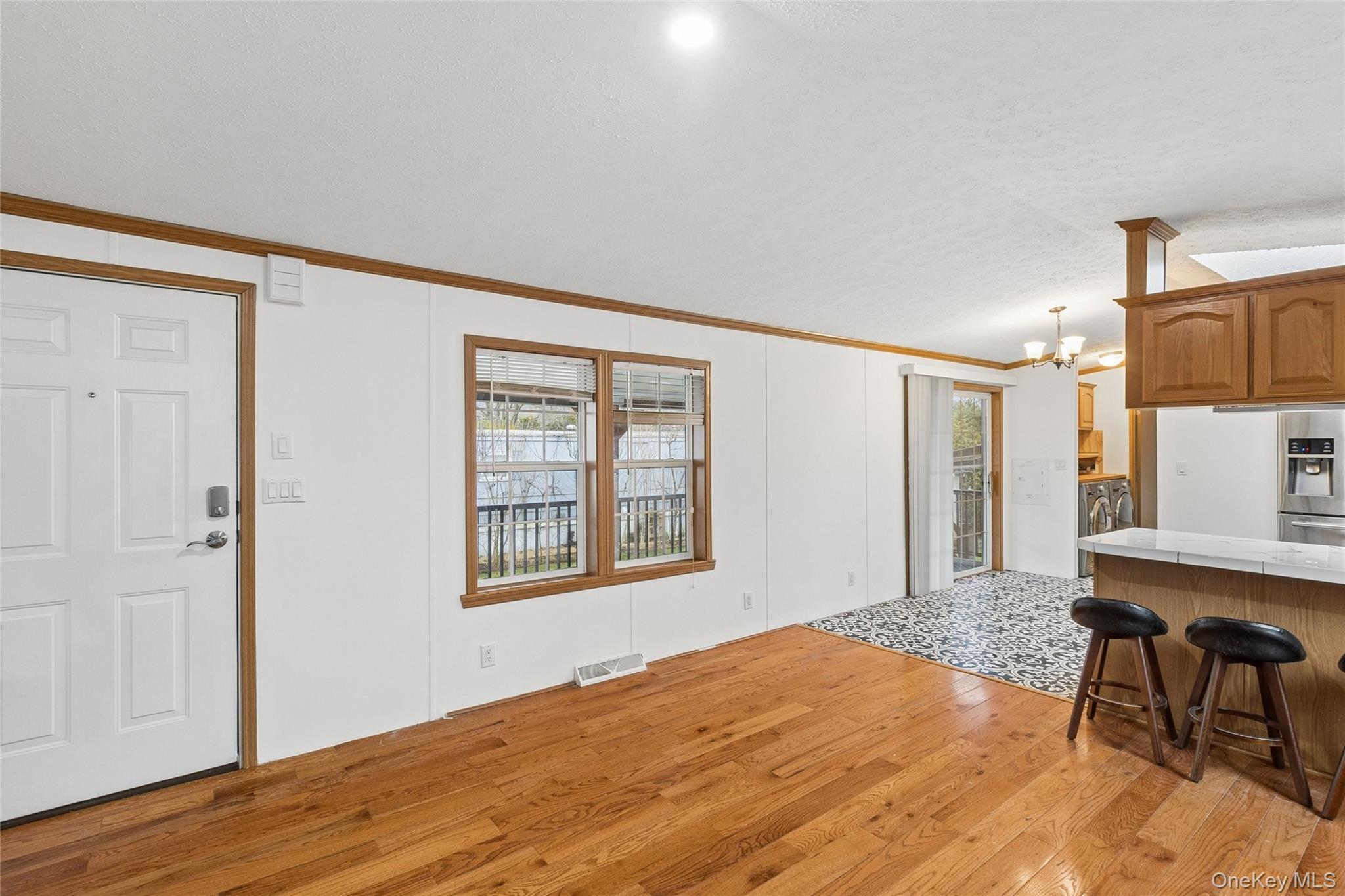 37 Hubbard Ave #5, Riverhead, NY 11901