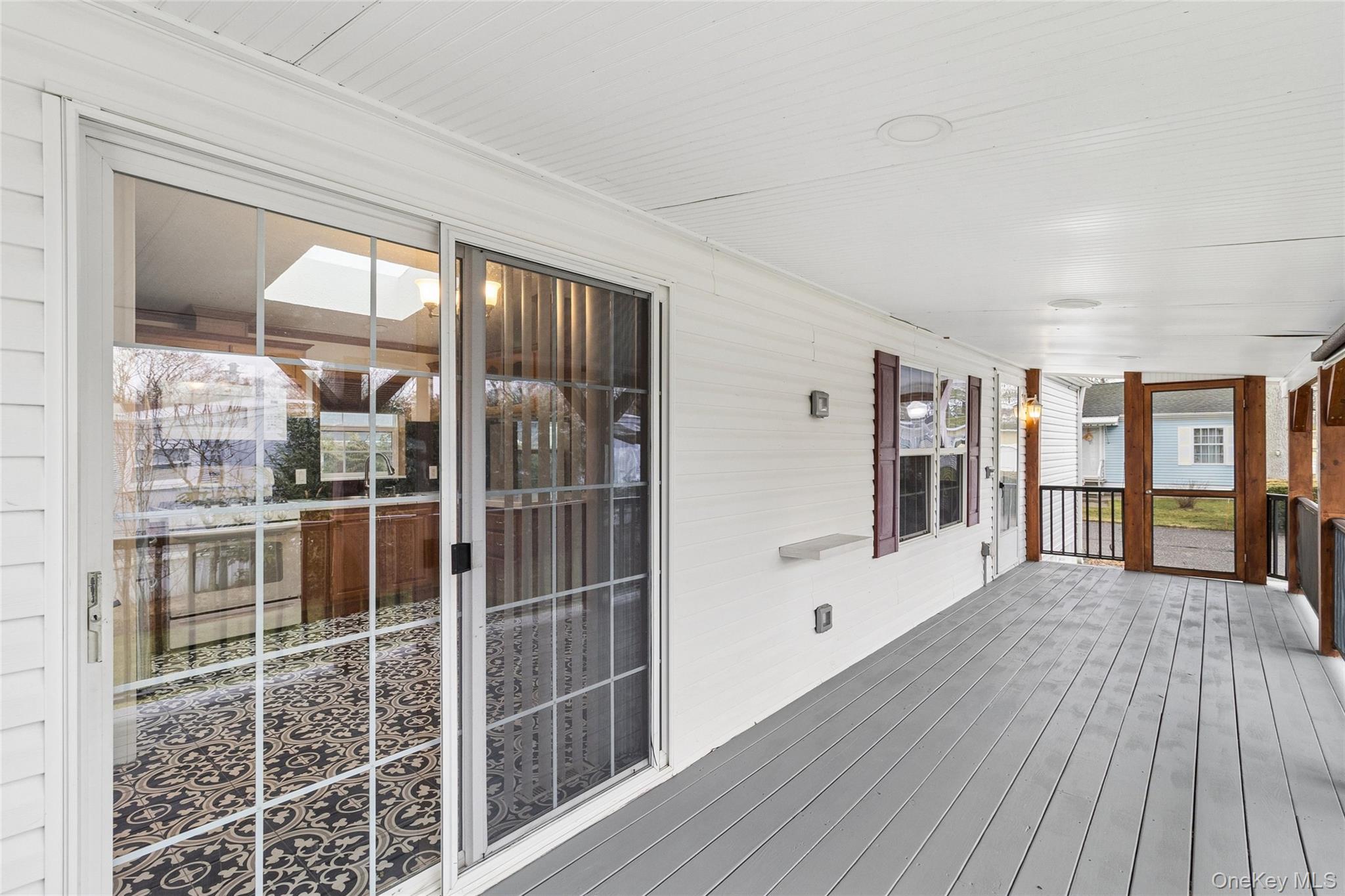 37 Hubbard Ave #5, Riverhead, NY 11901