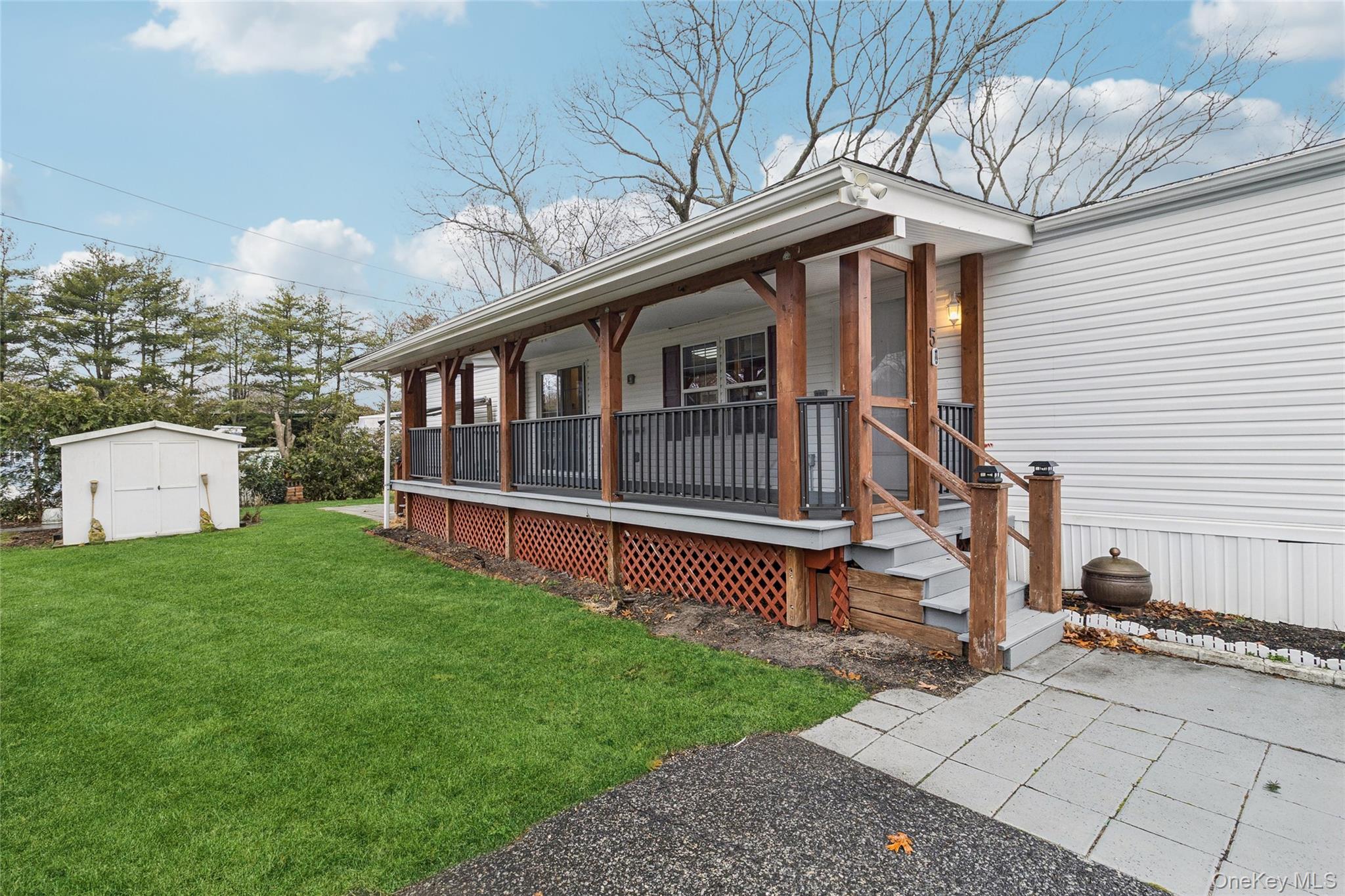 37 Hubbard Ave #5, Riverhead, NY 11901