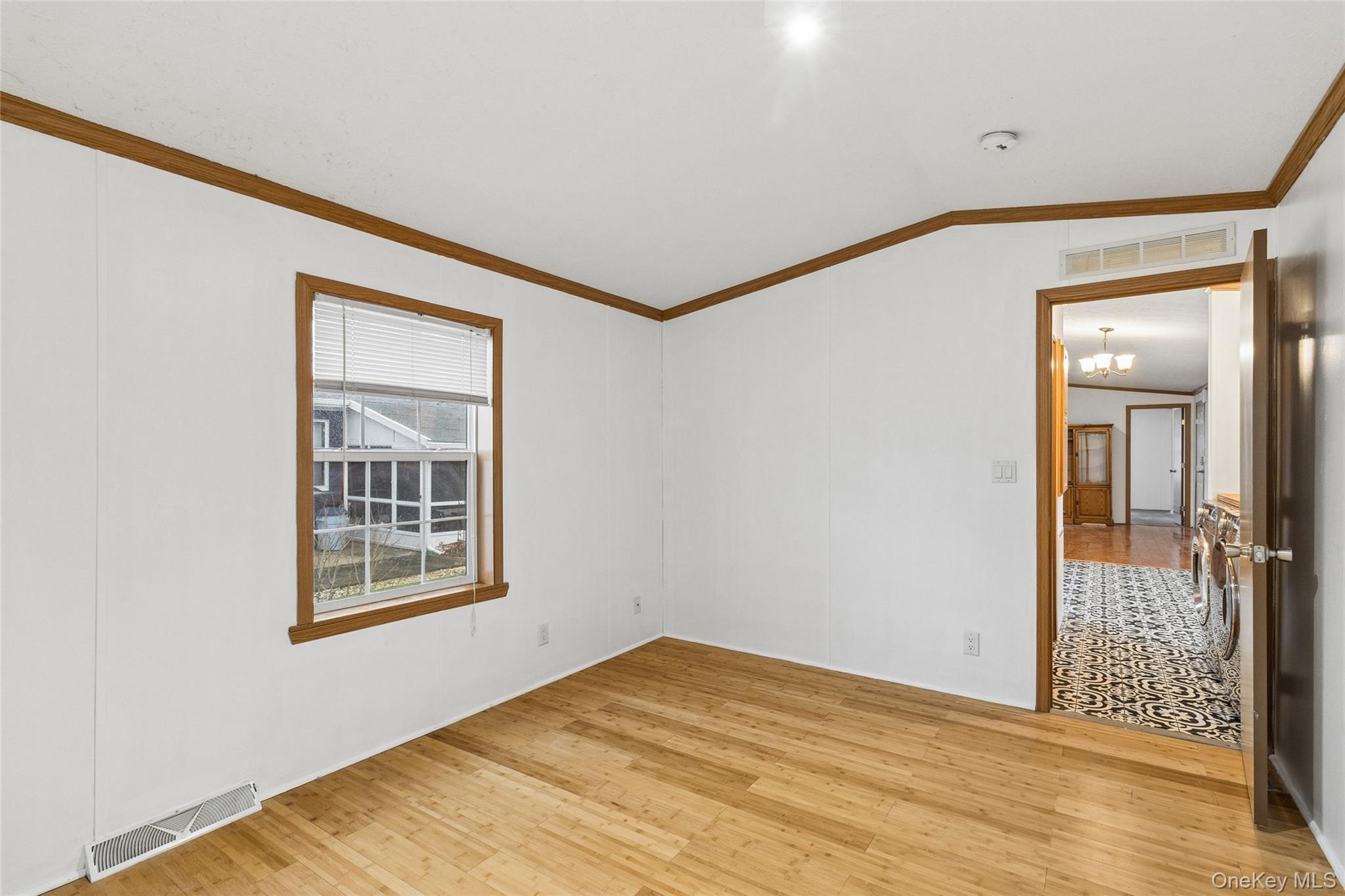 37 Hubbard Ave #5, Riverhead, NY 11901