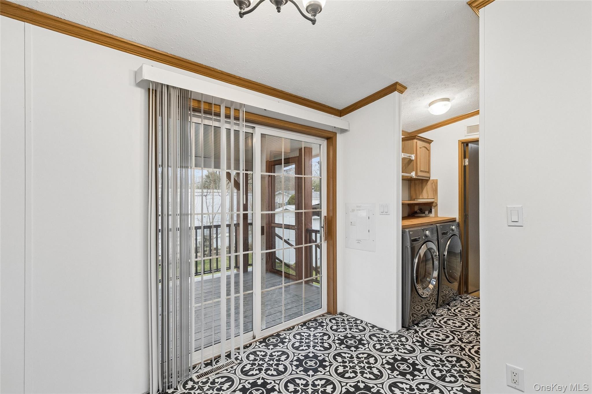 37 Hubbard Ave #5, Riverhead, NY 11901