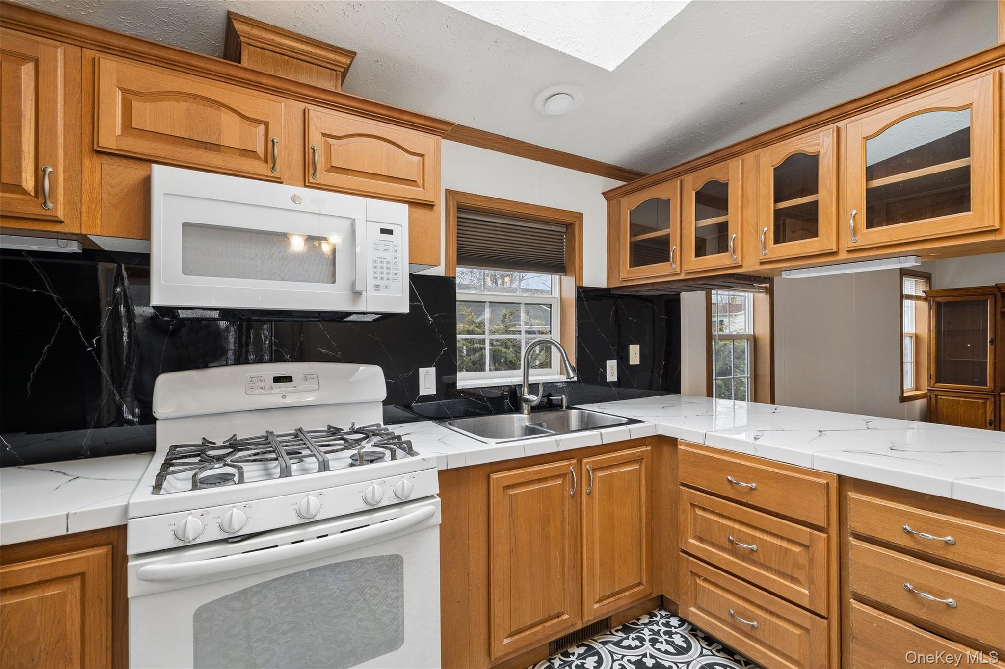 37 Hubbard Ave #5, Riverhead, NY 11901