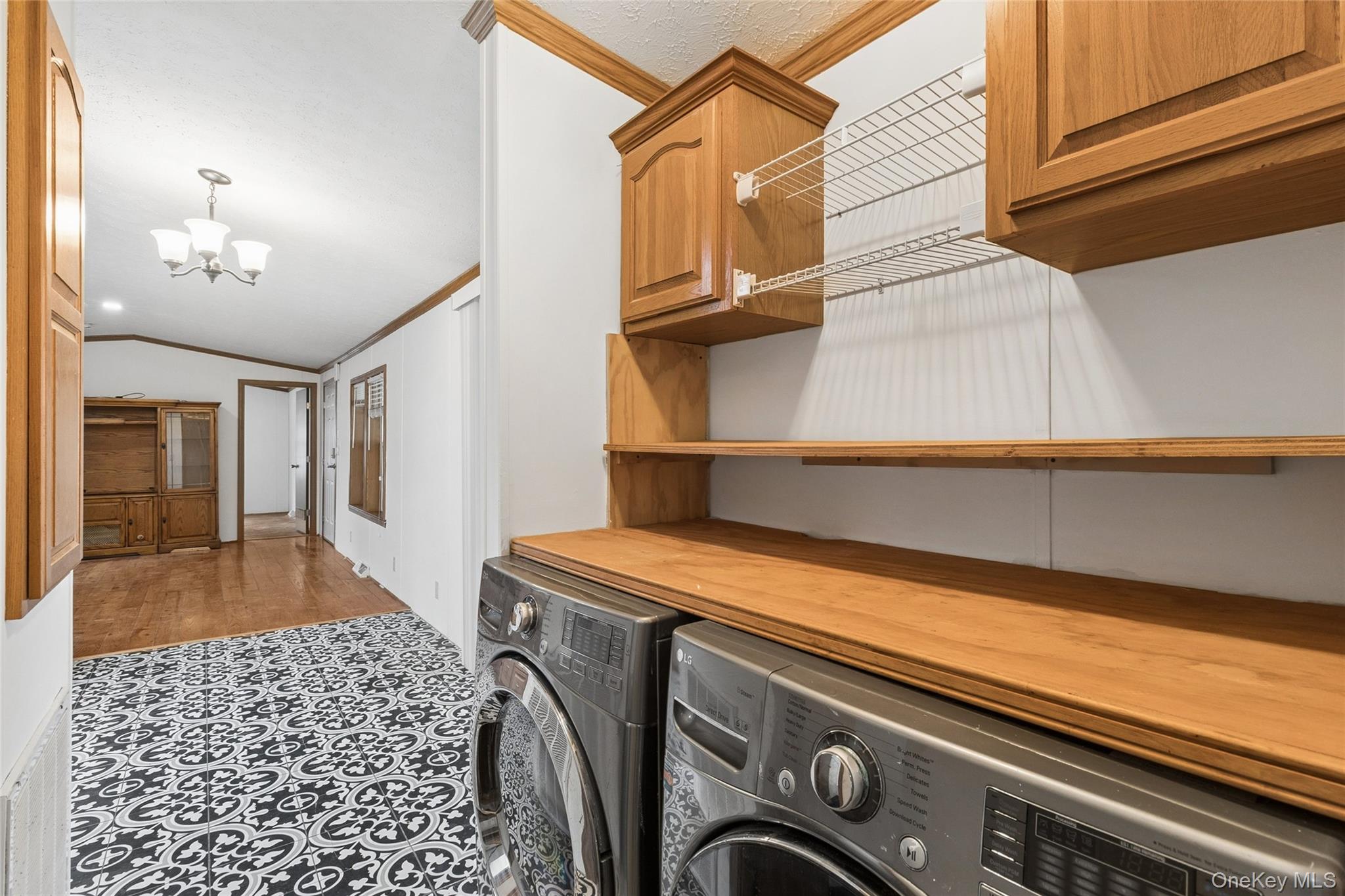 37 Hubbard Ave #5, Riverhead, NY 11901