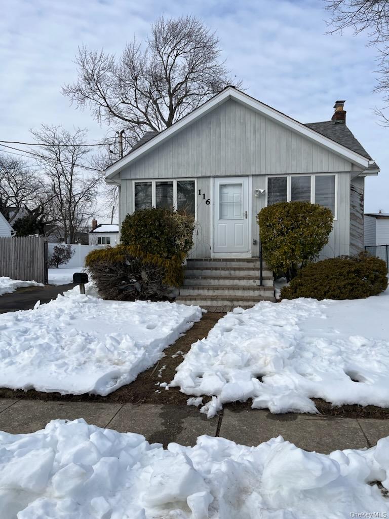 116 W Belle Terre Avenue, Lindenhurst, NY 11757