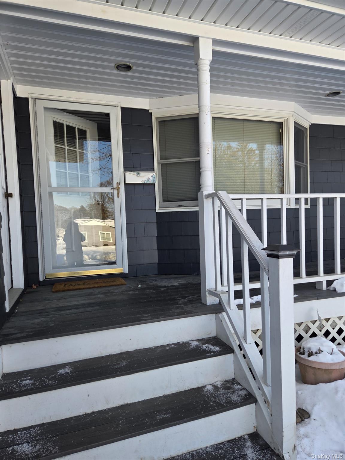 6 Honey Lane W, Miller Place, NY 11764