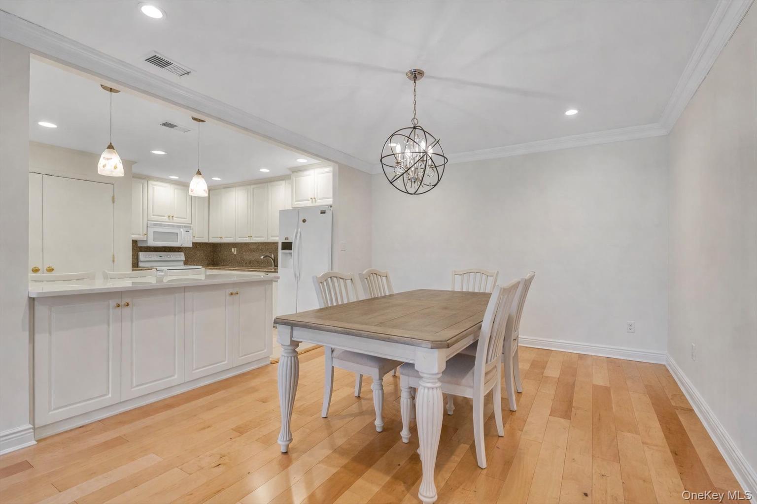 5 Fox Ridge, Roslyn, NY 11576