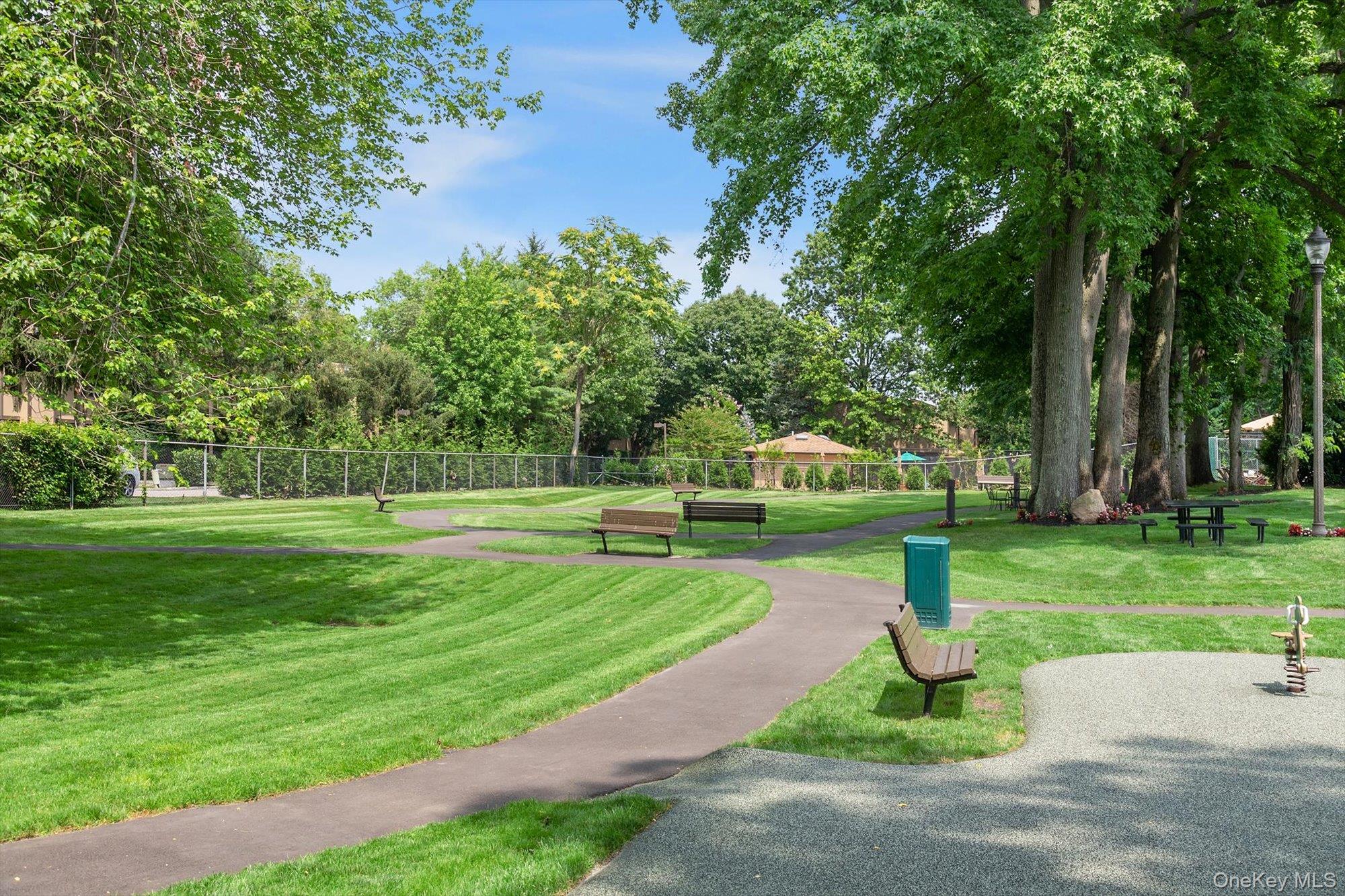 5 Fox Ridge, Roslyn, NY 11576