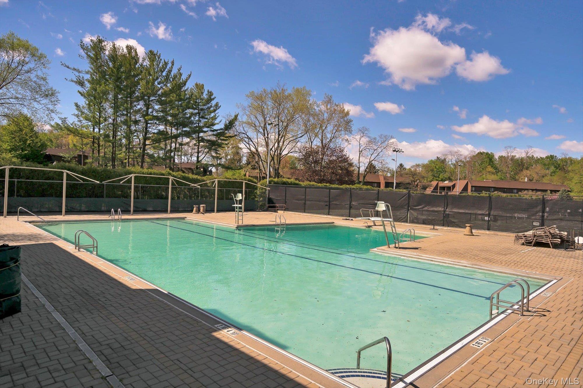 5 Fox Ridge, Roslyn, NY 11576