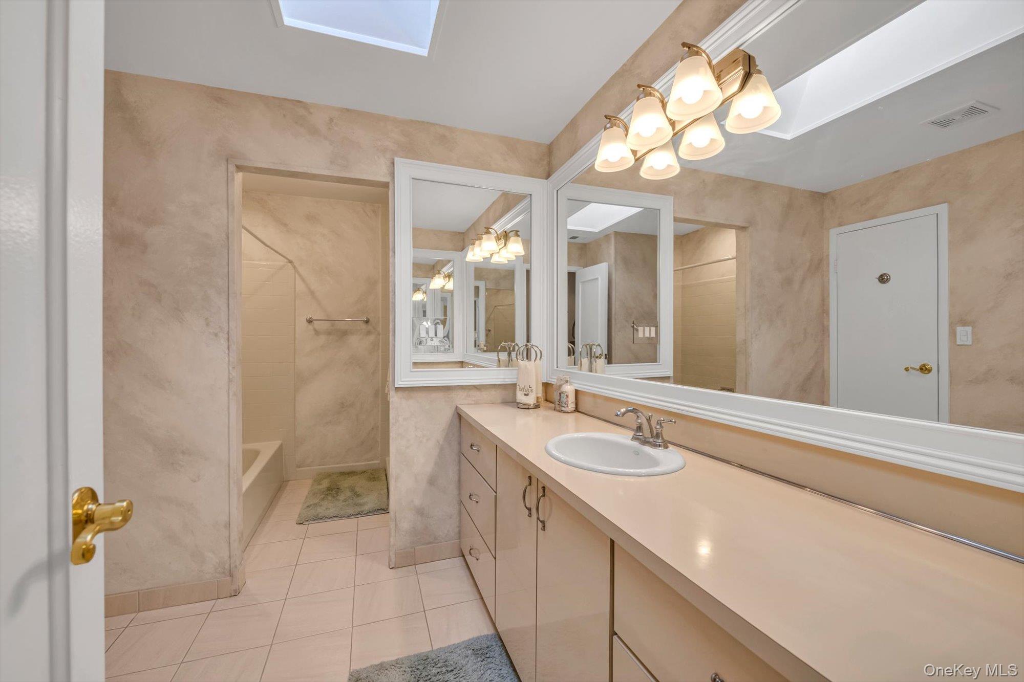 5 Fox Ridge, Roslyn, NY 11576