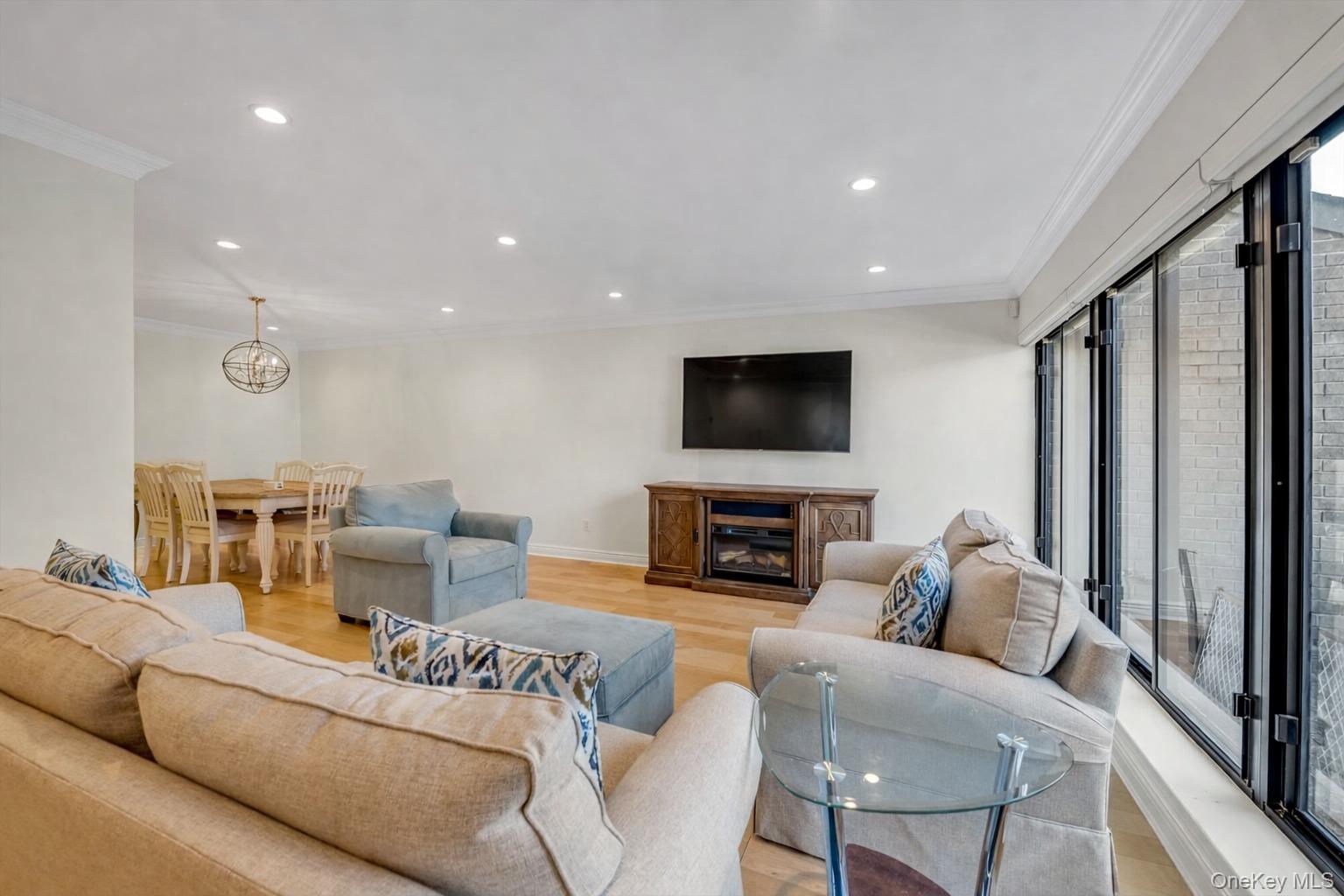 5 Fox Ridge, Roslyn, NY 11576