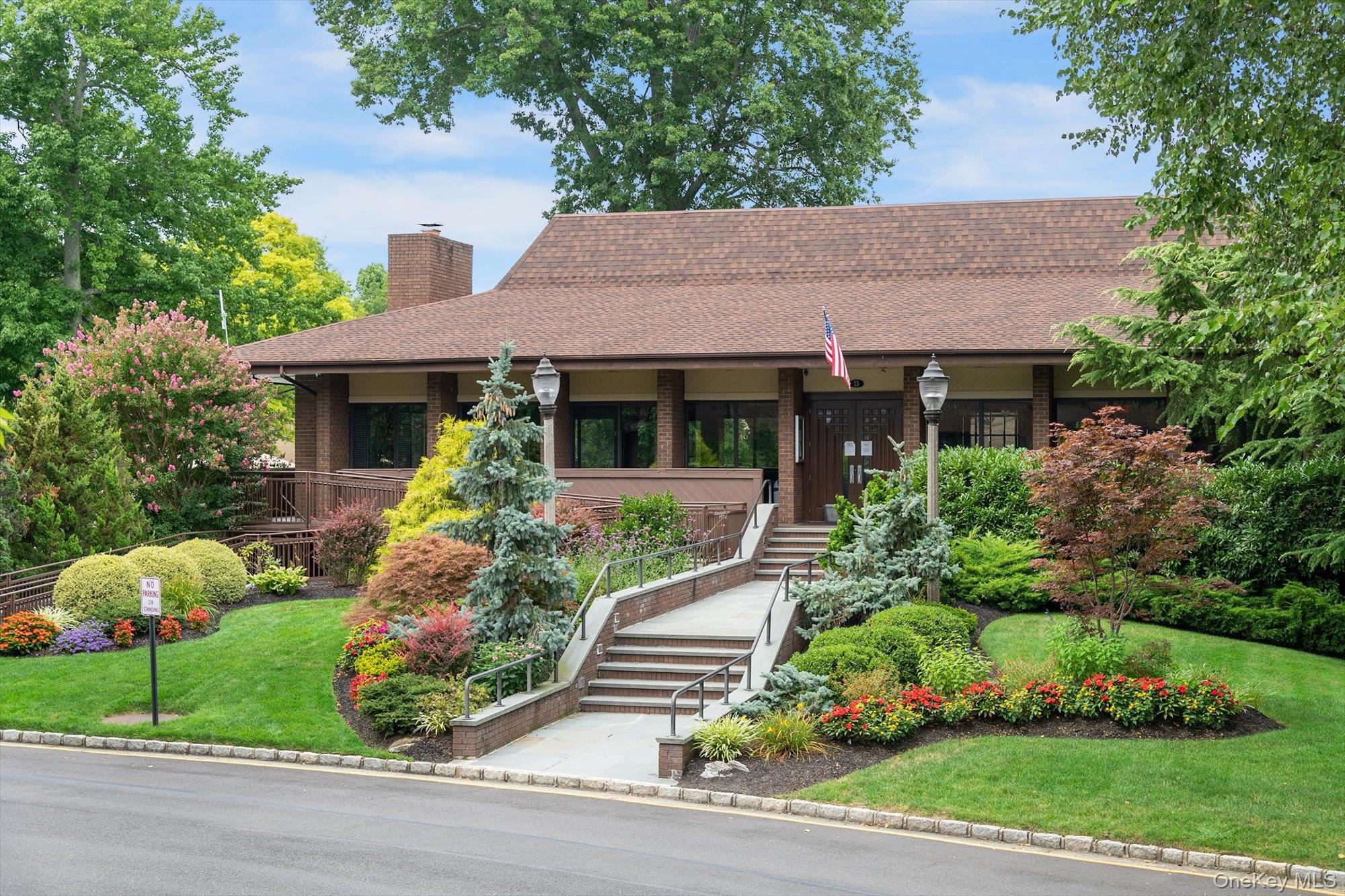 5 Fox Ridge, Roslyn, NY 11576