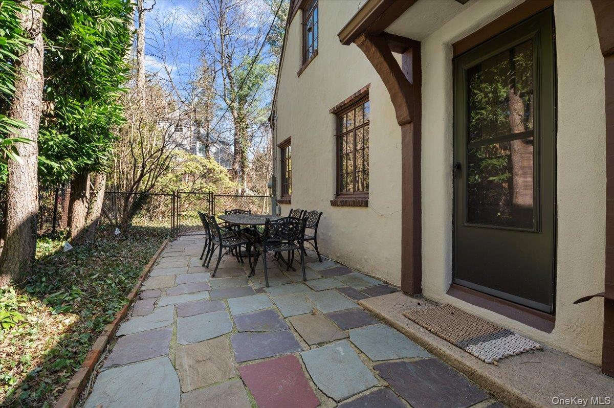 12 Hampton Road, Port Washington, NY 11050