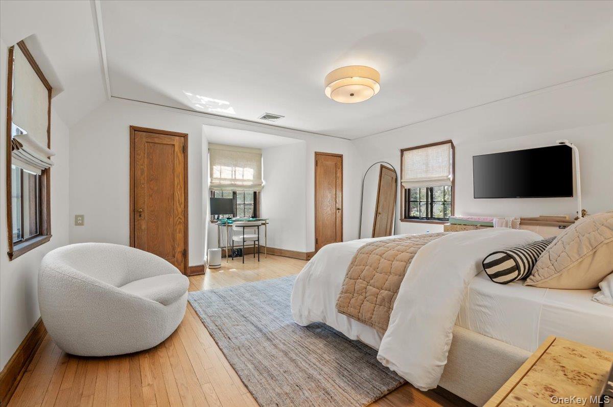 12 Hampton Road, Port Washington, NY 11050